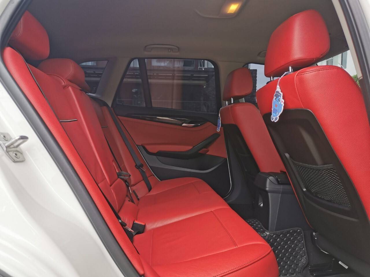 BMW X1 2.0I Sport สีขาวเบาะแดง ปี 2014