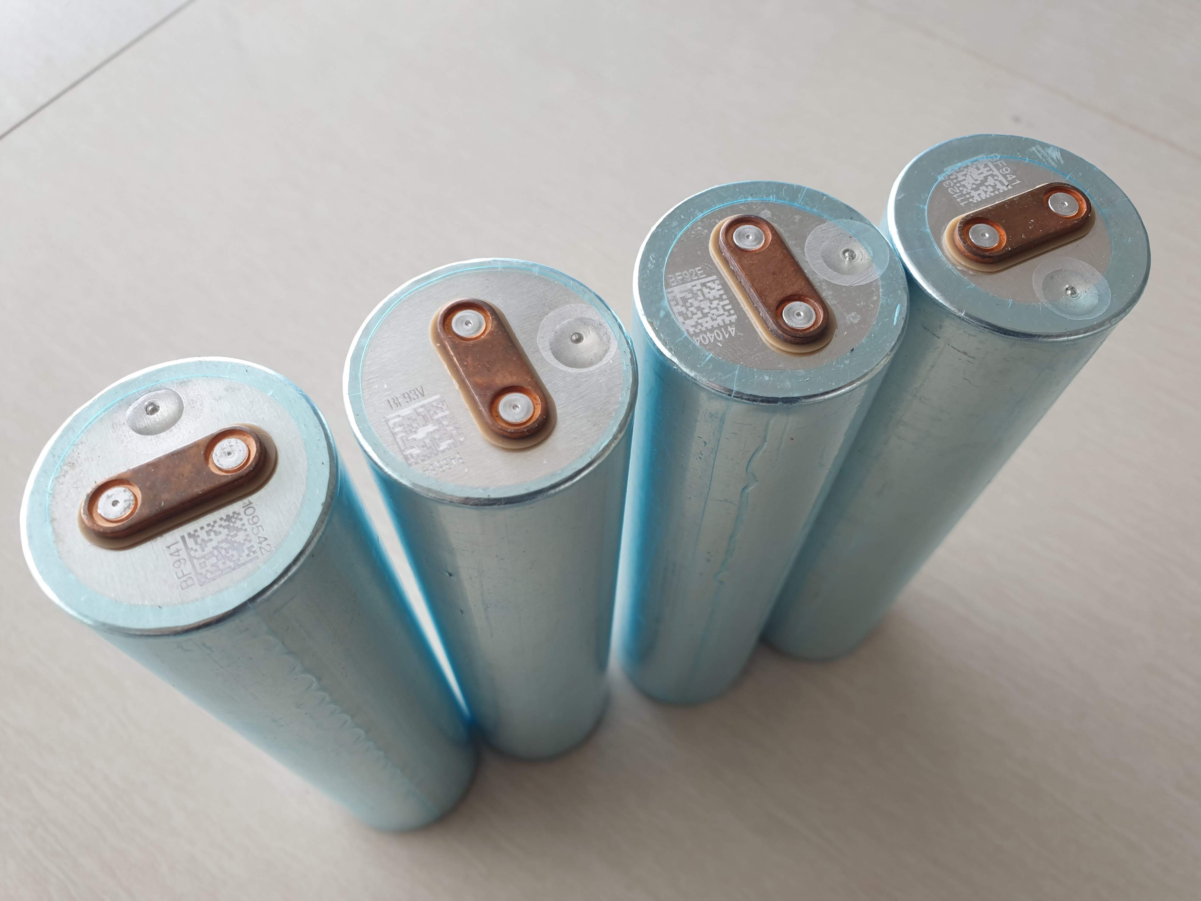 lifepo4 แบตเตอรี่ลิเทียมฟอสเฟส 3.2v 15Ah ความต้านทานต่ำมาก แรง 3C ต่อเนื่อง ขนาด 32 * 135 mm