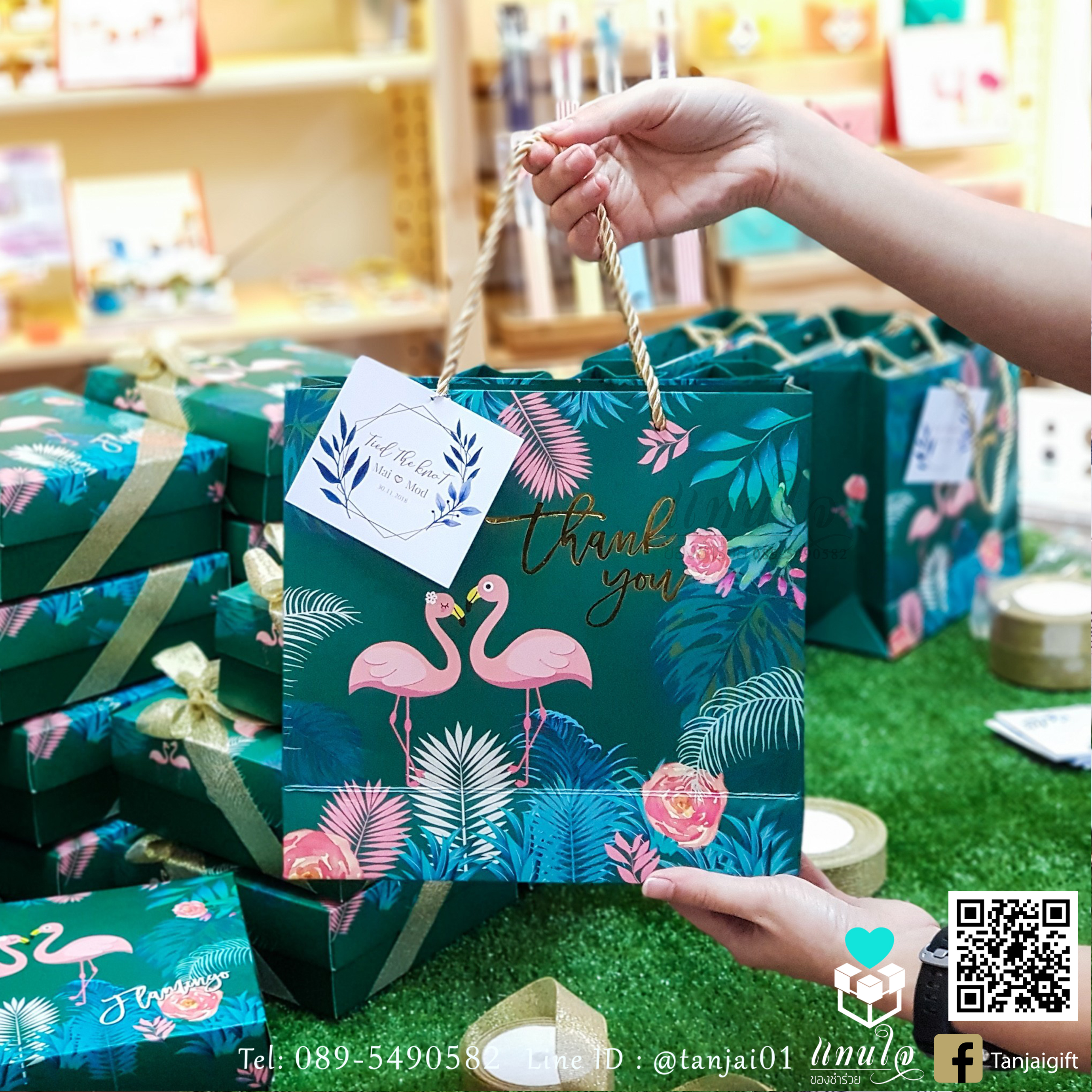 เซ็ตของรับไหว้ผู้ใหญ่ เซ็ต 3 ชิ้น ผ้าห่มนาโน 70x100 cm และผ้านาโน 25x50 cm เซ็ตของขวัญในกล่องลายฟามิงโก้สีเขียว เซ็ตของขวัญมีประโยชน์ สำเนา