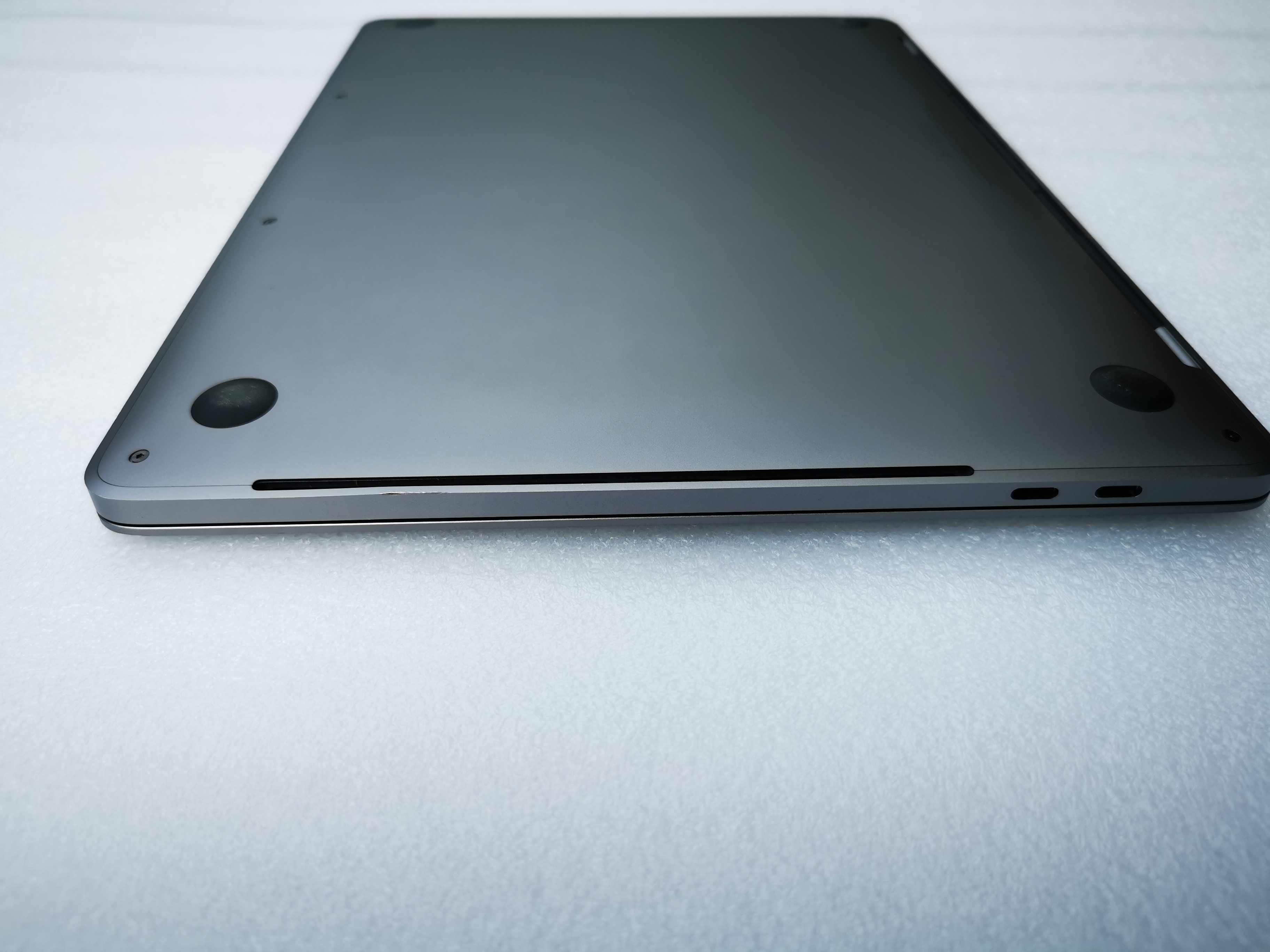 MacBook Pro (13" 2018 PortsThunderbolt 3 จำนวน 4 พอร์ต)