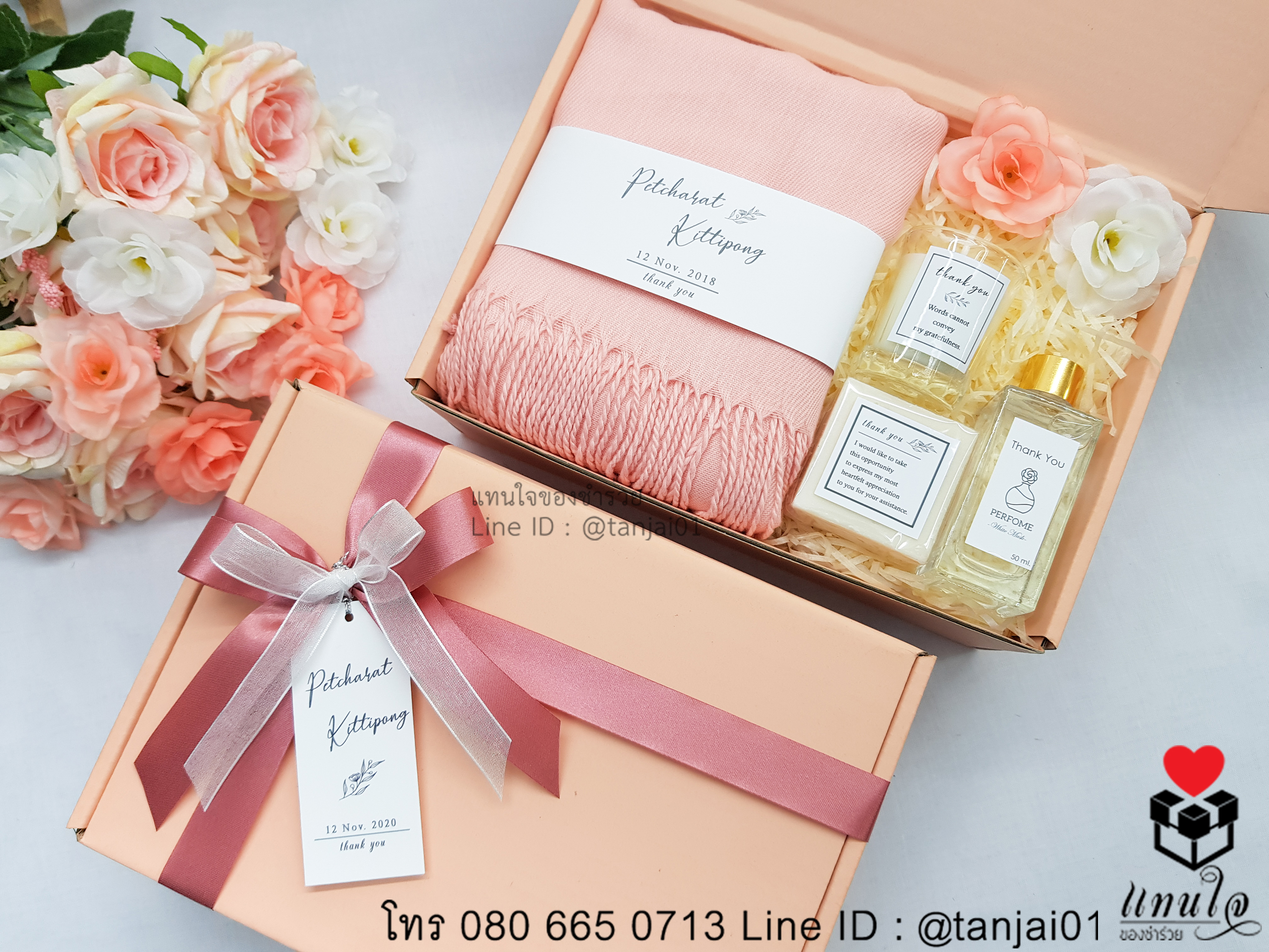 เซ็ตของรับไหว้ 4 ชิ้น ในกล่องสีชมพู ผ้าพันคอแคชเมียร์ น้ำหอม สบู่ เทียนหอม ธีมชมพู ธีมโอรส มินิมอล (1) copy เซ็ตของรับไหว้ 4 ชิ้น ในกล่องสีชมพู ผ้าพันคอแคชเมียร์ น้ำหอม สบู่ เทียนหอม ธีมชมพู ธีมโอรส มินิมอล (1) copy