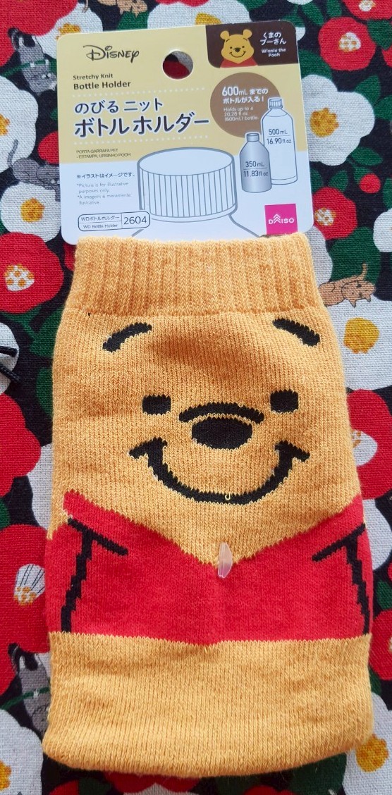 Disney Pooh Knit Bottle Holder หมี พูห์ ถุงผ้าสวมขวดน้ำทำสัญลักษณ์ขวดน้ำของเรา หยิบจับได้สะดวกค่ะ ซักได้ จากญี่ปุ่น ใส่ได้ถึงขวด 600 ml ดิสนีย์