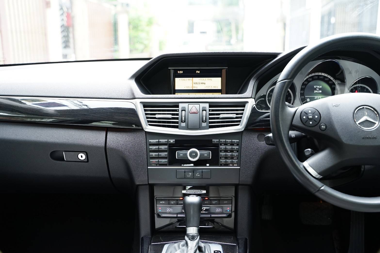 Mercedes Benz E200 CGI Avantgarde ปี 2010 จด 2011