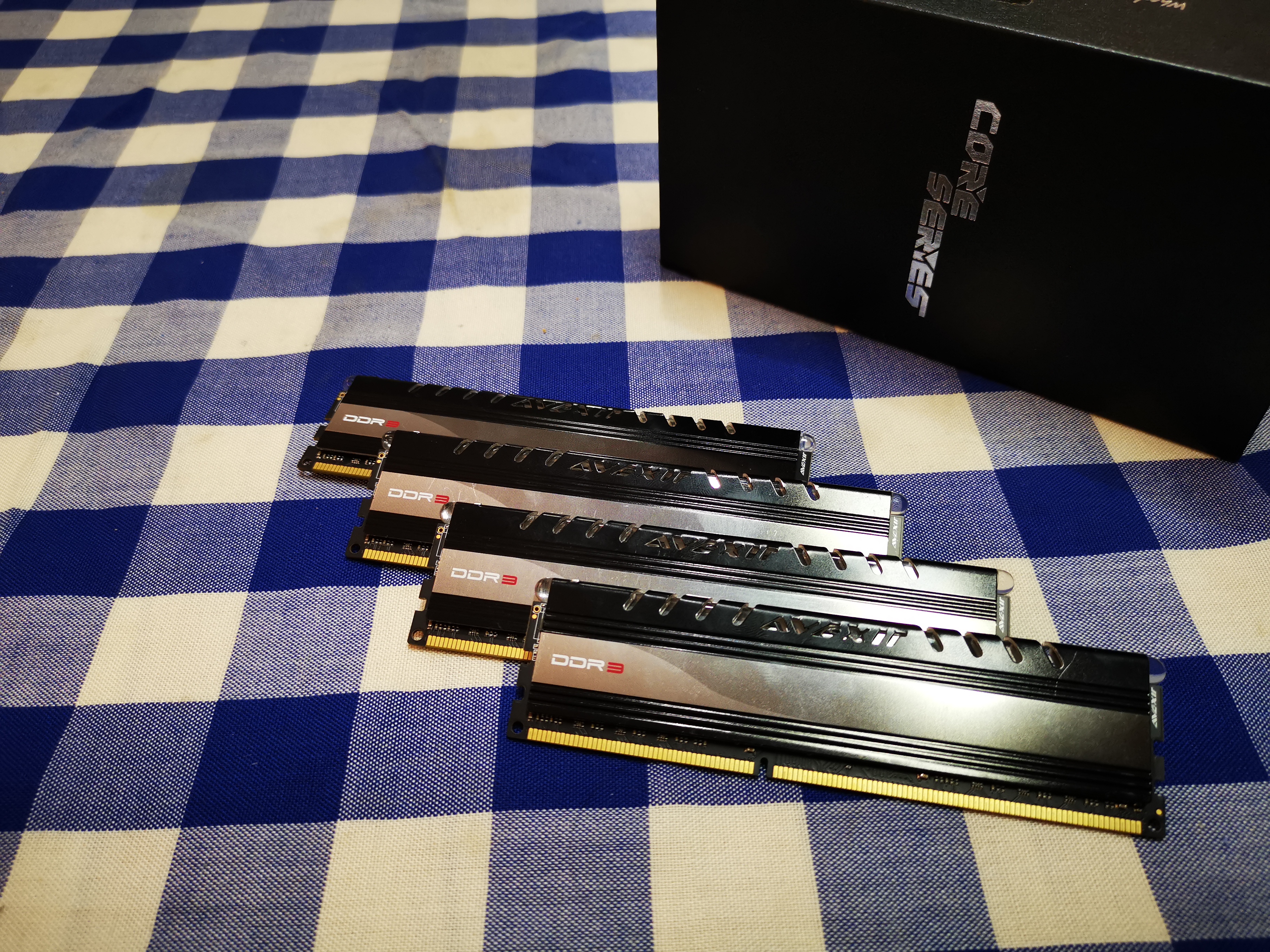 Ram AVEXIR DDR3 16G(4*4)/2400 (Red-Blue)