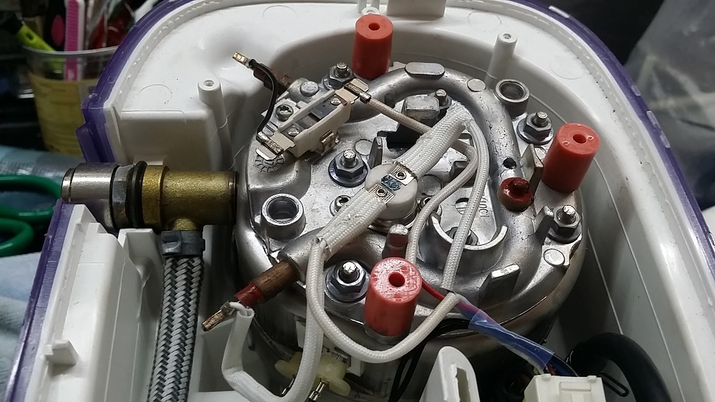 ซ่อมเตารีดไอน้ำ ยี่ห้อ TEFAL รุ่น GV6340 อาการไอน้ำออกมาช่วงแรกซักพักไอน้ำไม่ออก