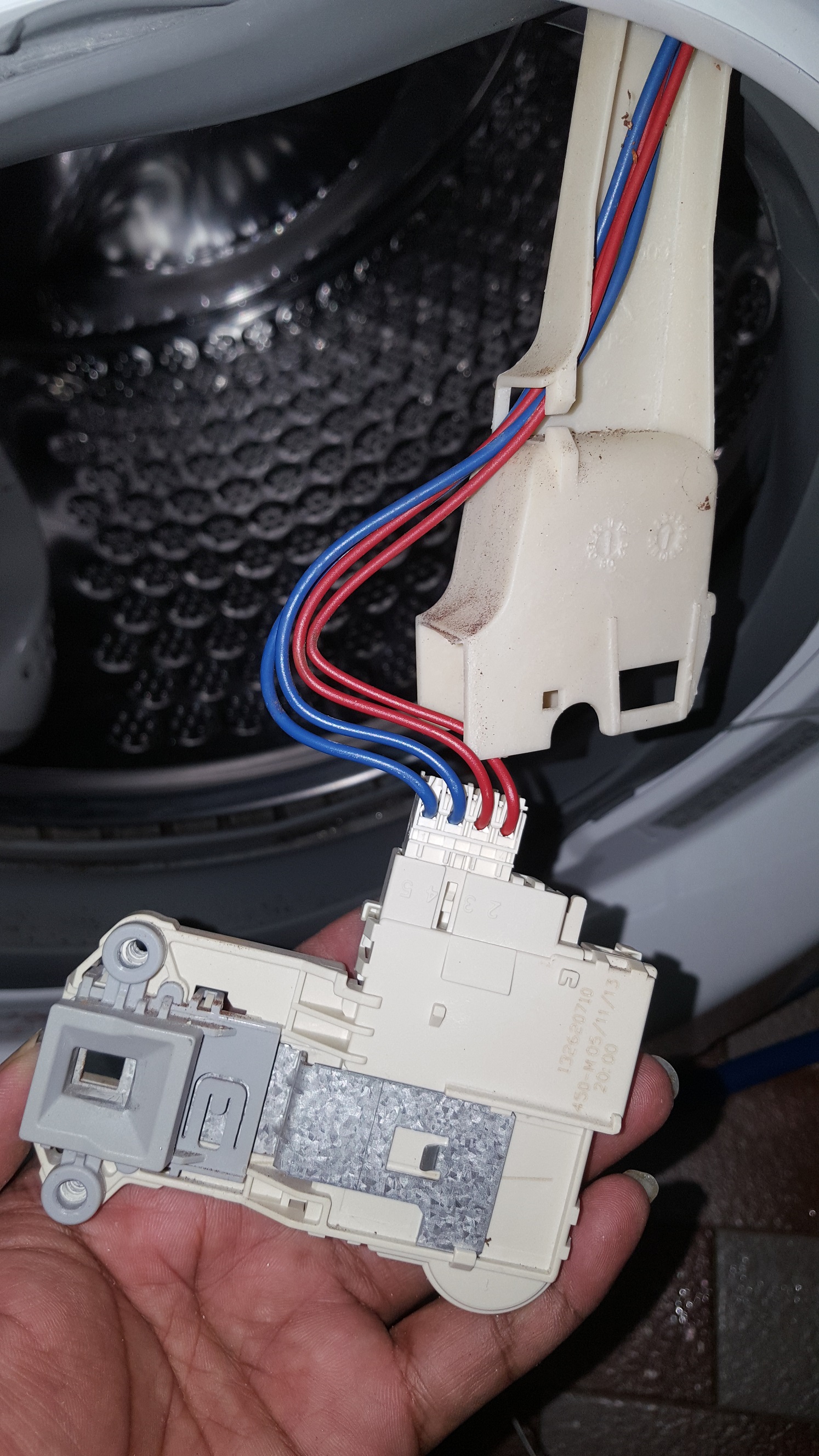 ซ่อมเครื่องซักผ้า ยี่ห้อ ELECTROLUX รุ่น EWF12022 อาการเลือกโปรแกรมซักไม่ได้