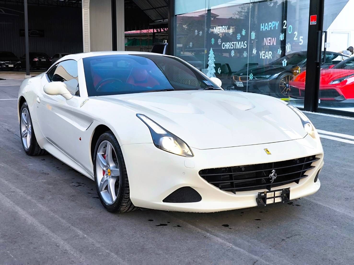FERRARI CALIFORNIA T 3.9 สีขาว ภายในแดง ปี 2015