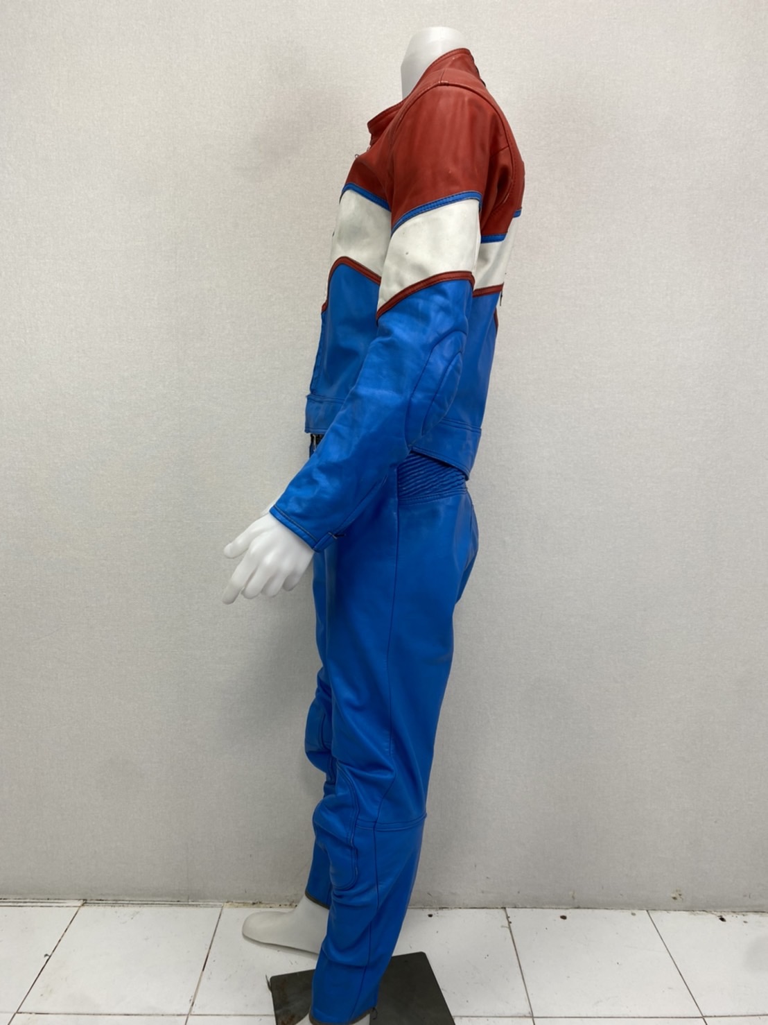 ประเภททรงชุด : Racing suit RCSS 014 **Dainese **: อก 42" ยาว 23” เอว 36"