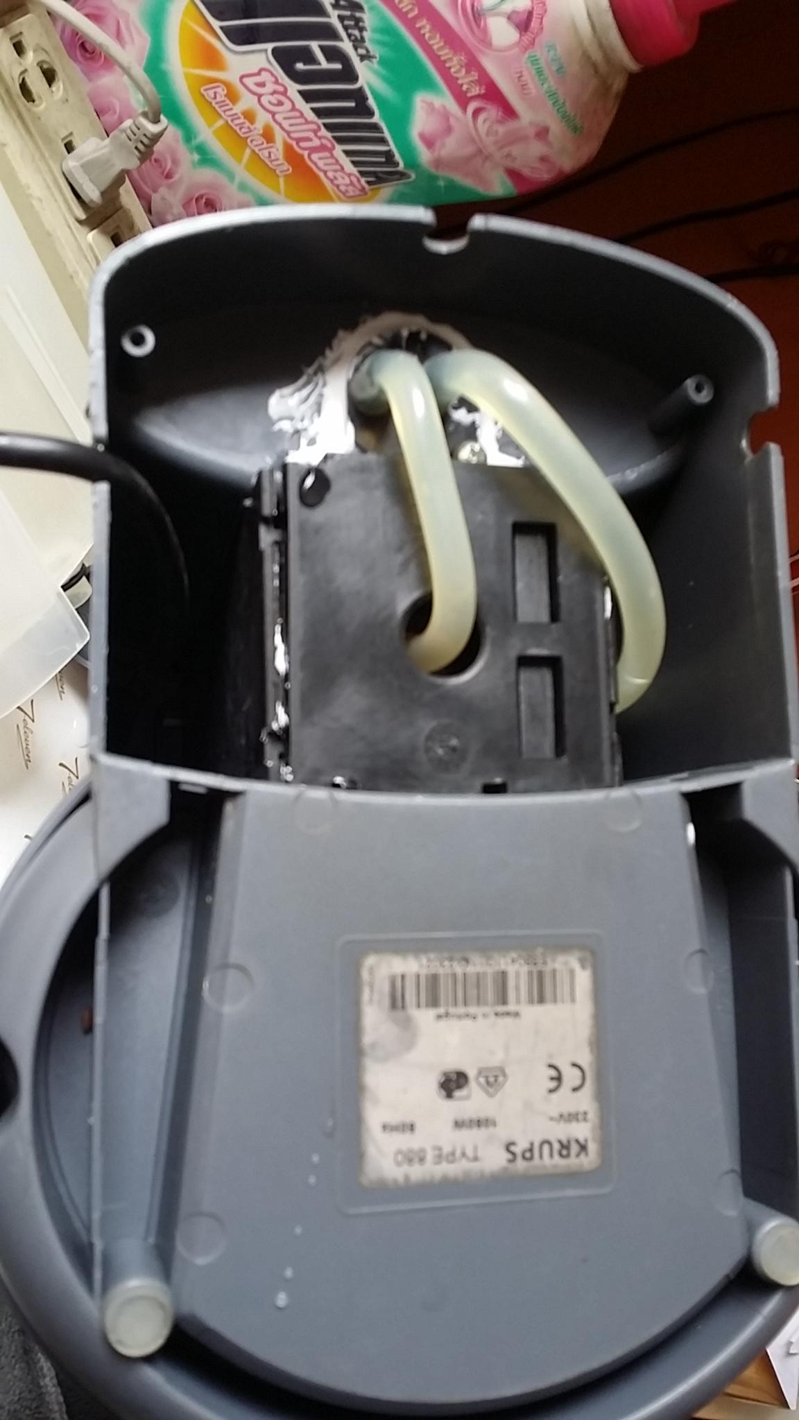 ซ่อมเครื่องชงกาแฟ ยี่ห้อ KRUPS รุ่น TYPE880 อาการมีน้ำรั่วใต้เครื่อง