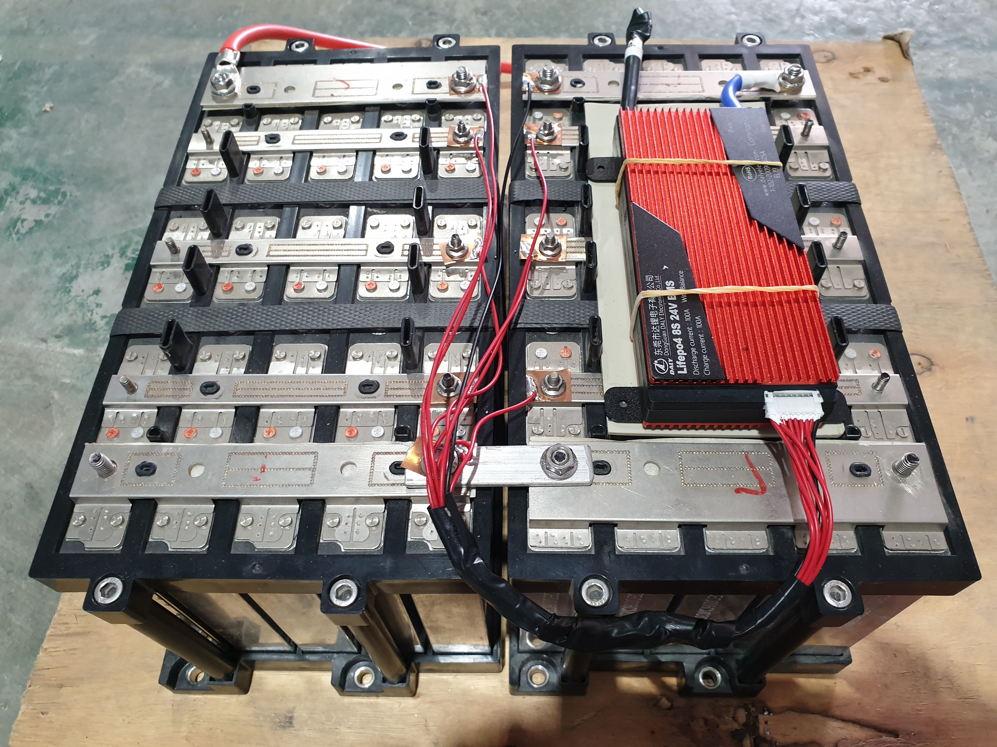 แบตเตอรี่ลิเธียมฟอสเฟส 24v 100Ah พร้อม bms 100a ประกอบตามสั่ง
