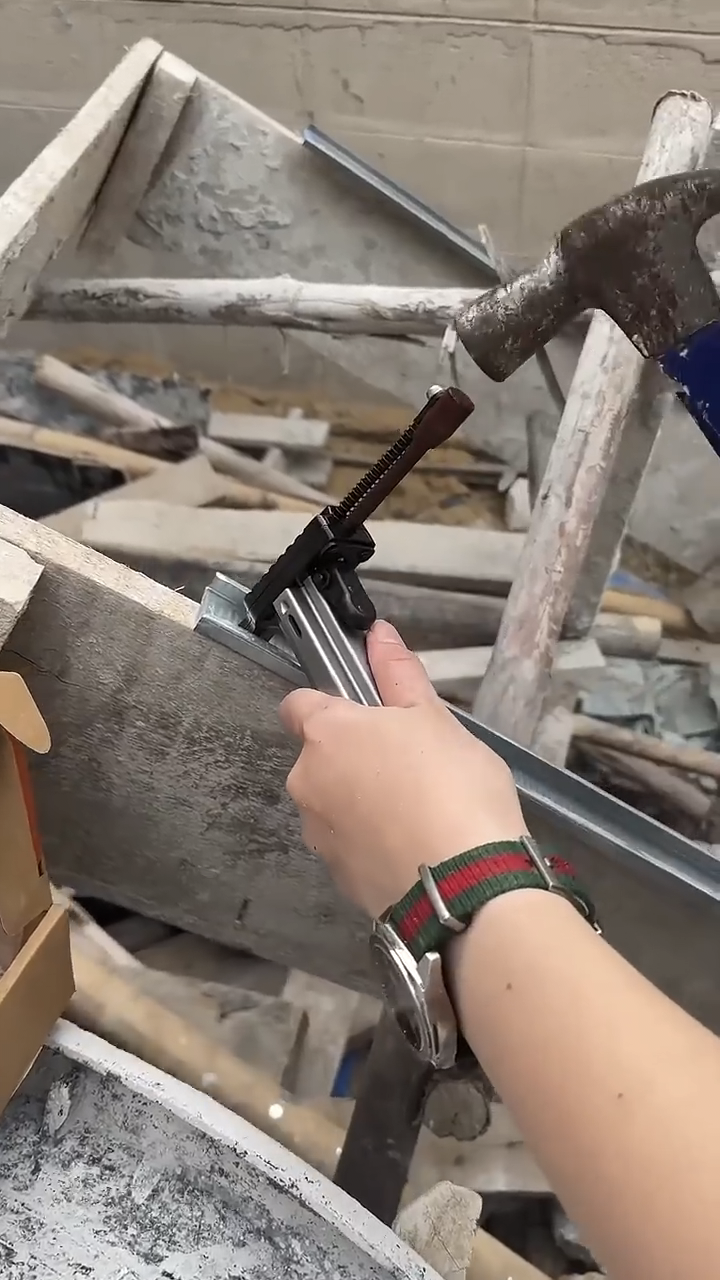 เครื่องตอกตะปูด้วยมือ กึ่งอัตโนมัติ ยี่ห้อ AKITA รุ่น ST-18B รุ่นท๊อป