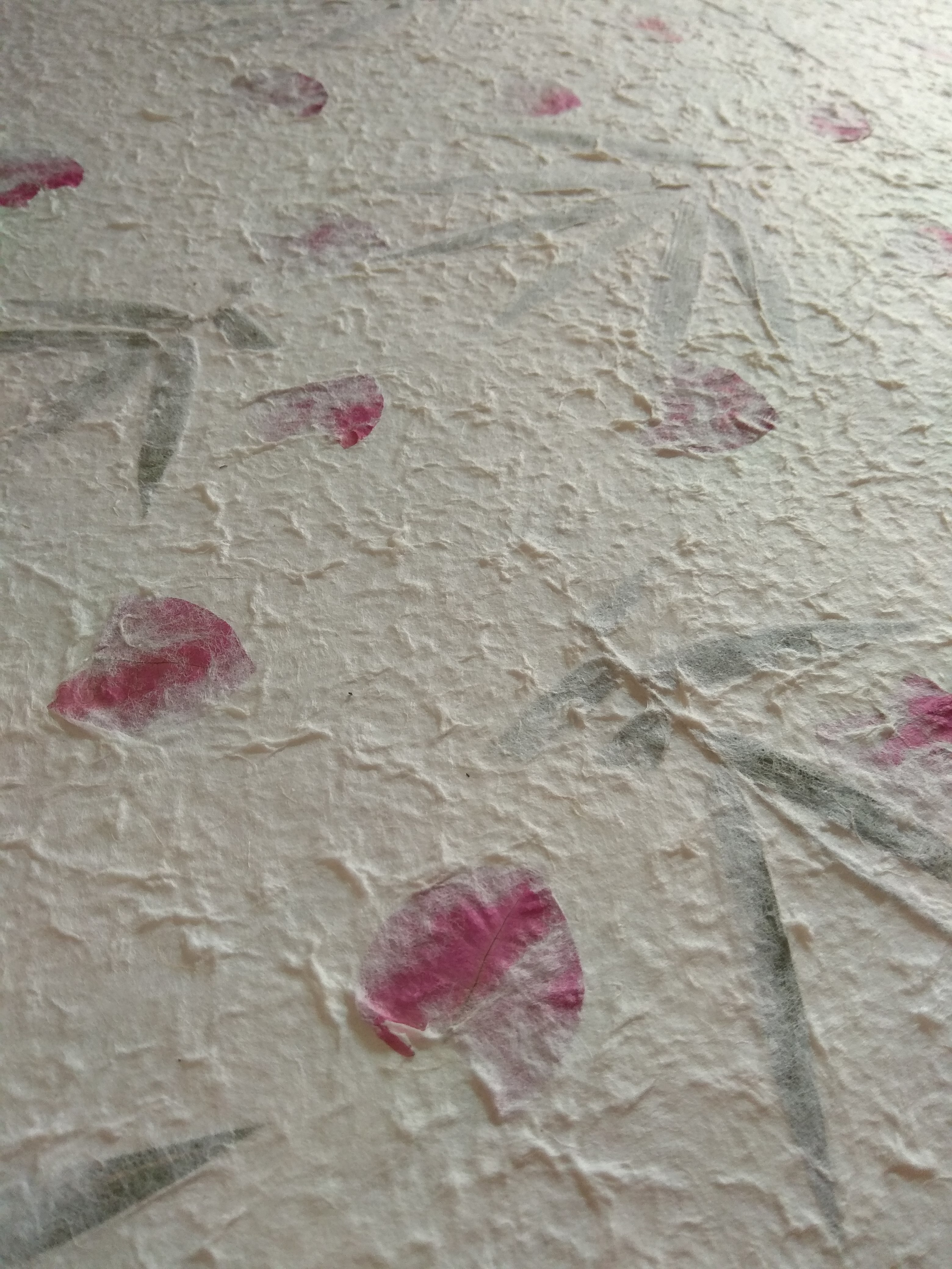 กระดาษสาหนาขรุขระมีลายดอกไม้ในตัว