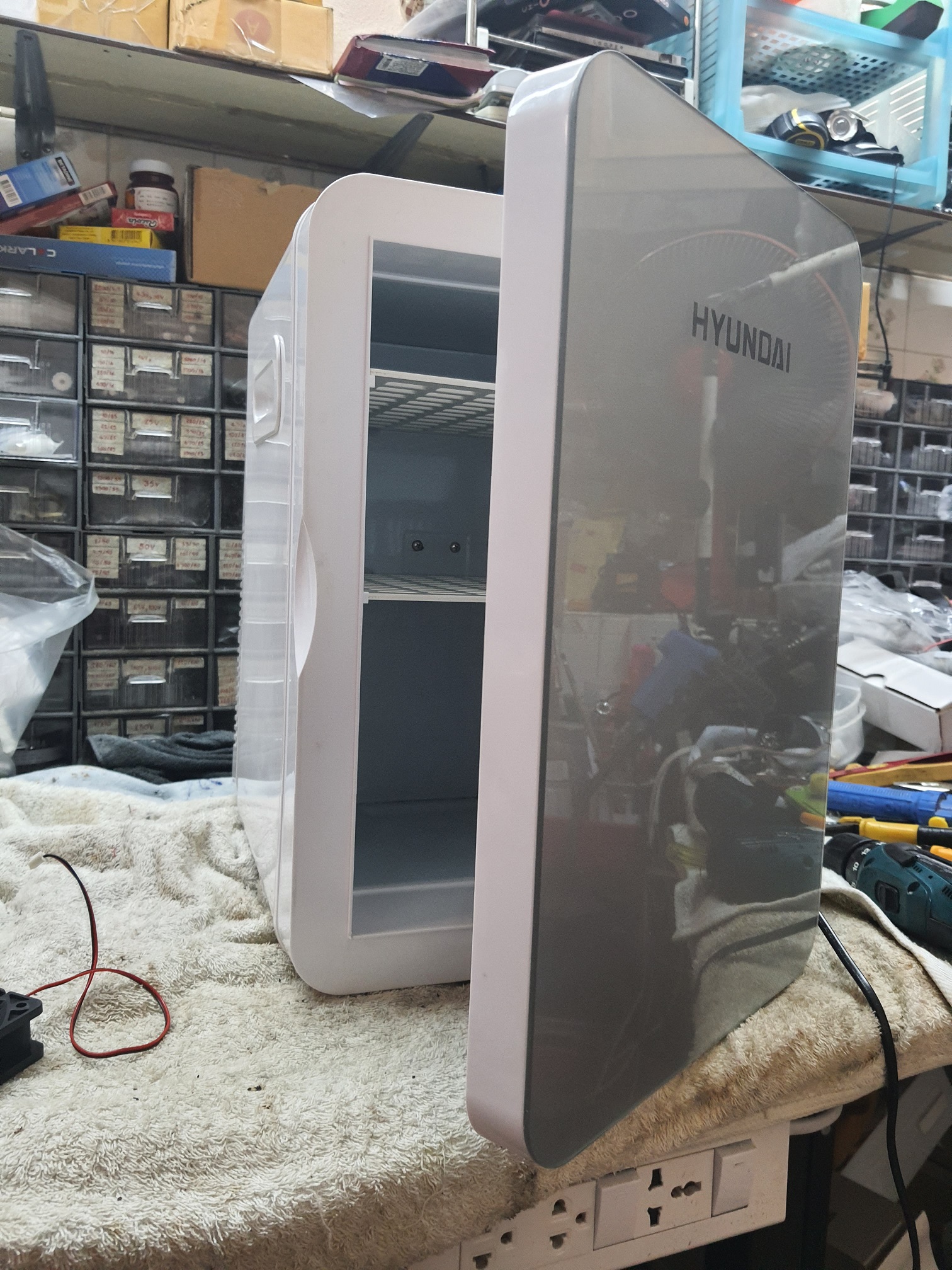 ซ่อมตู้เย็นขนาดเล็ก ยี่ห้อ HYUNDAI รุ่น HD-22L อาการเครื่องไม่ทำงาน