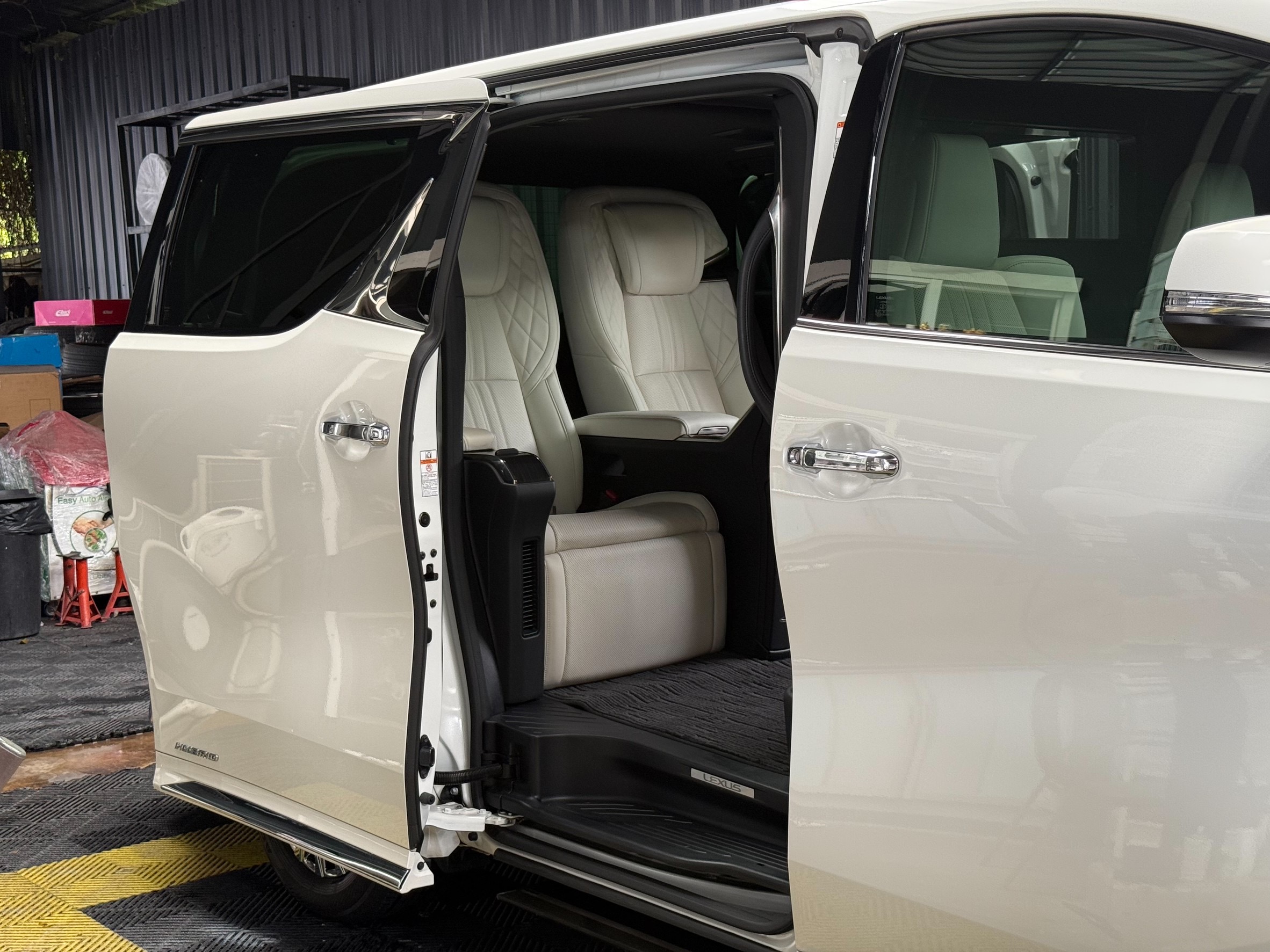 Lexus LM 300h Executive 4 seat ปี 2021