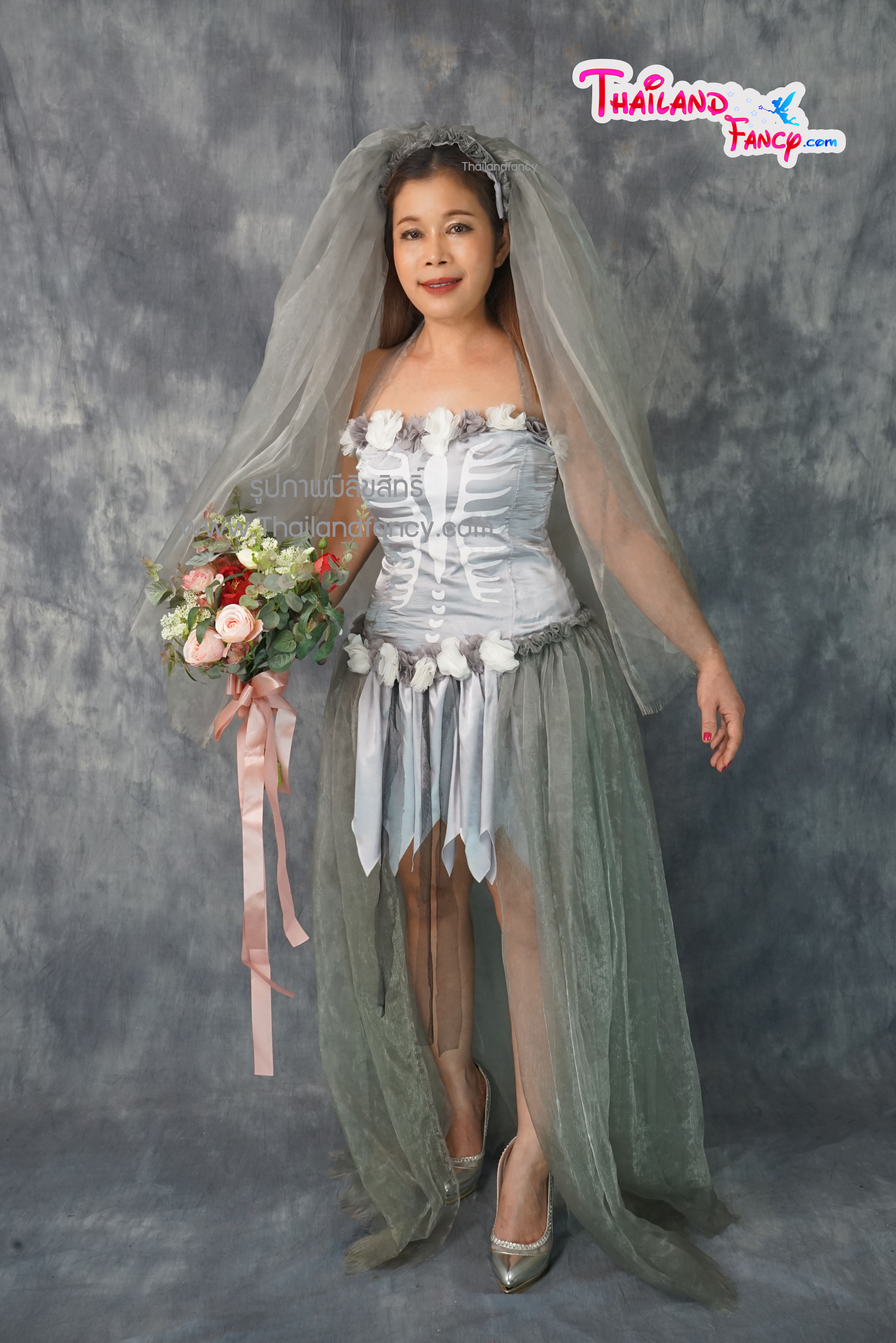 ชุดเช่าแฟนซีผู้หญิง (ชุดเช่า) ชุดเช่าเจ้าสาวผี ชุดผีสาวซอมบี้ ชุดผีผู้หญิง Halloween Night Costume ชุดเจ้าสาวผีสีขาวเทาหน้าสั้นหลังยาวลายโครงกระดูกขาว