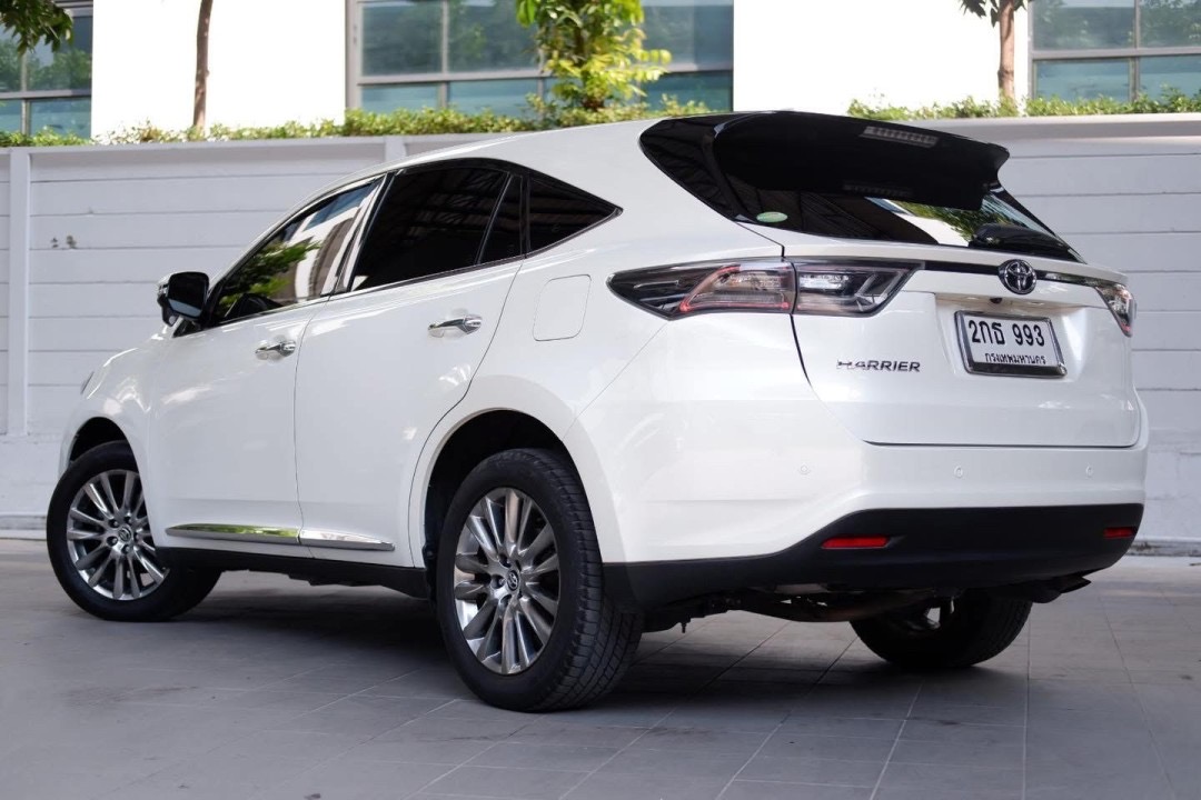 TOYOTA HARRIER สีขาวมุก ปี 2014