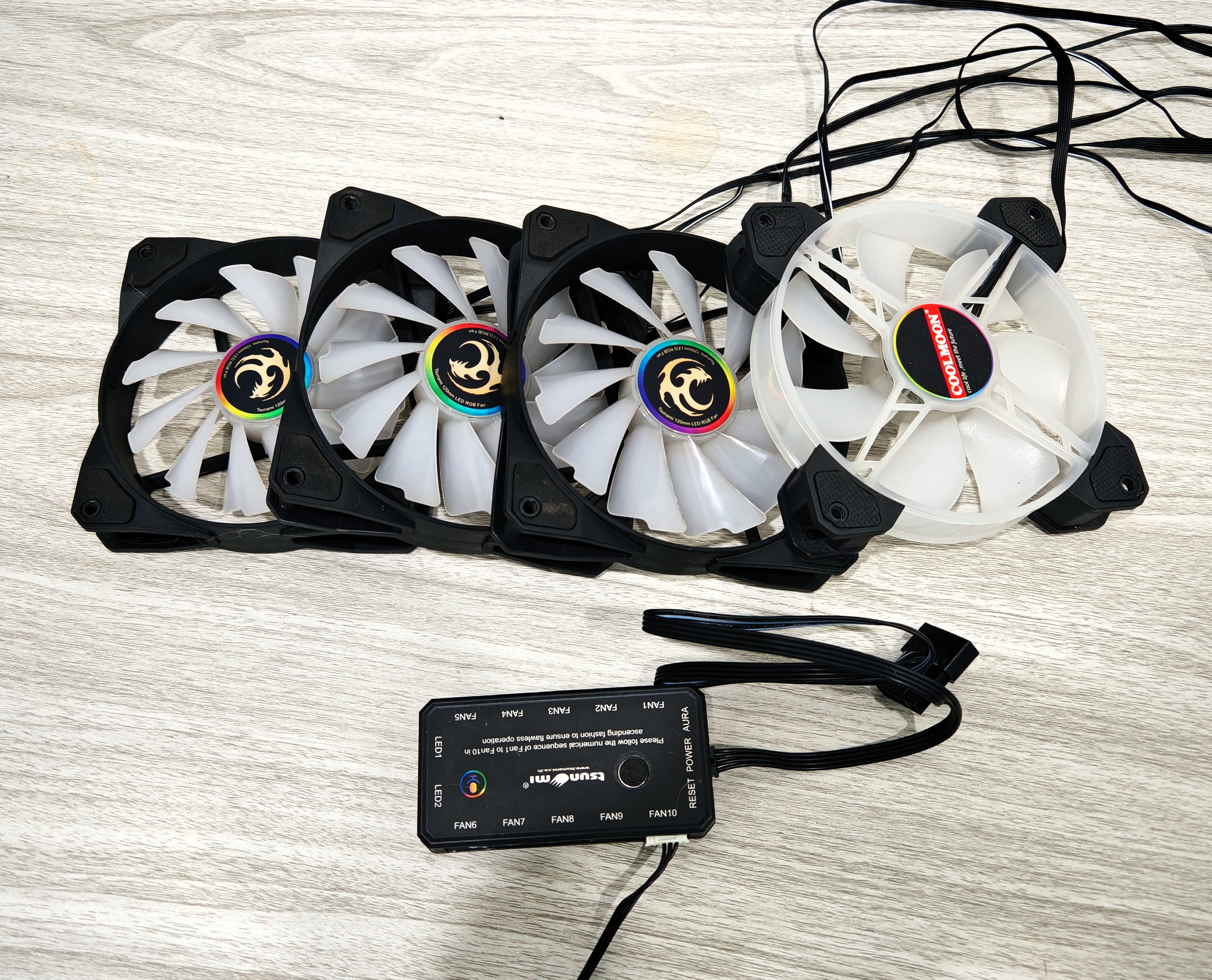 ชุดพัดลม tsunami 3 ตัว + coolmoon 1ตัว พร้อมกล่องคุมไฟ พัดลมเป็นแบบ RGB