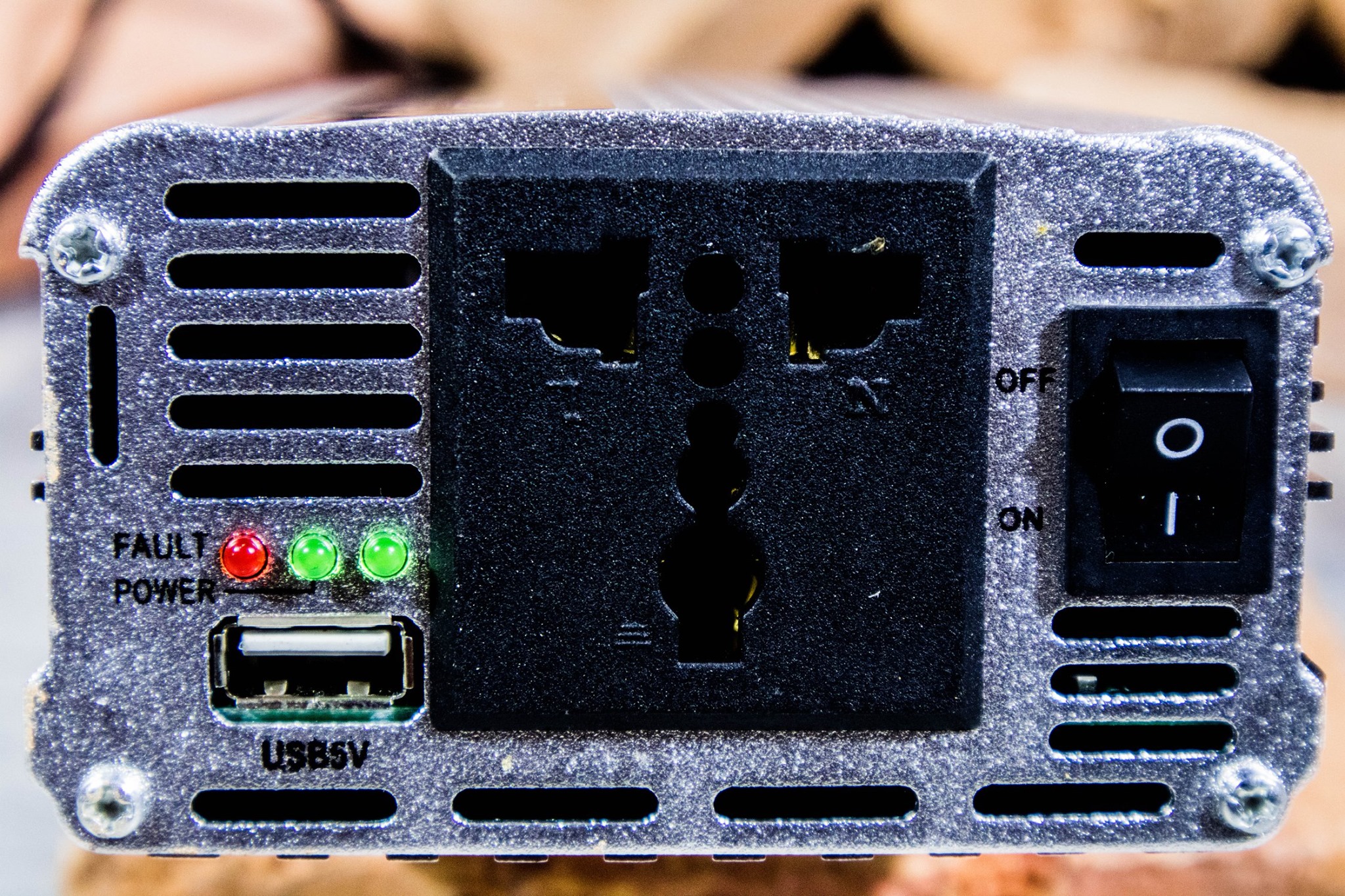 อินเวอร์เตอร์แปลงไฟ 12V เป็น 220V ขนาด 2,000W *รุ่นนี้ ไฟเต็ม