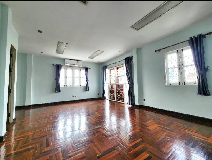 ให้เช่าบ้านแฝดห้องมุม 3 ชั้น (ไม่มีเฟอร์) เส้นเลียบคลองประปา ใกล้ MRT เมืองทองธานี