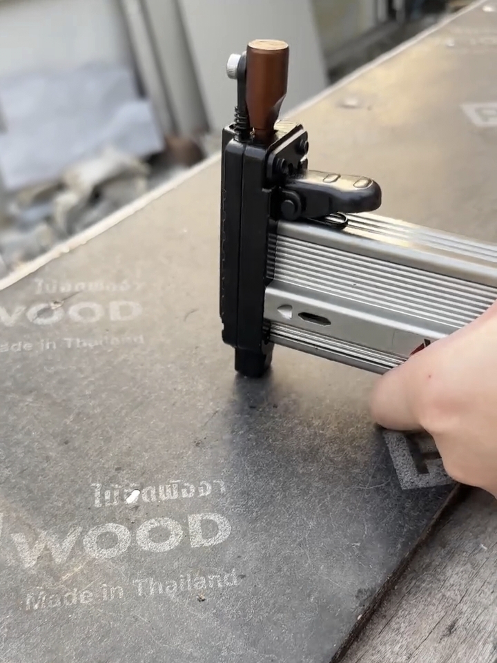 เครื่องตอกตะปูกึ่งอัตโนมัติ ยี่ห้อ AKITA รุ่น ST-18B รุ่นท๊อป และ ST-38B รุ่นท๊อป ให้เลือก 2 รุ่น