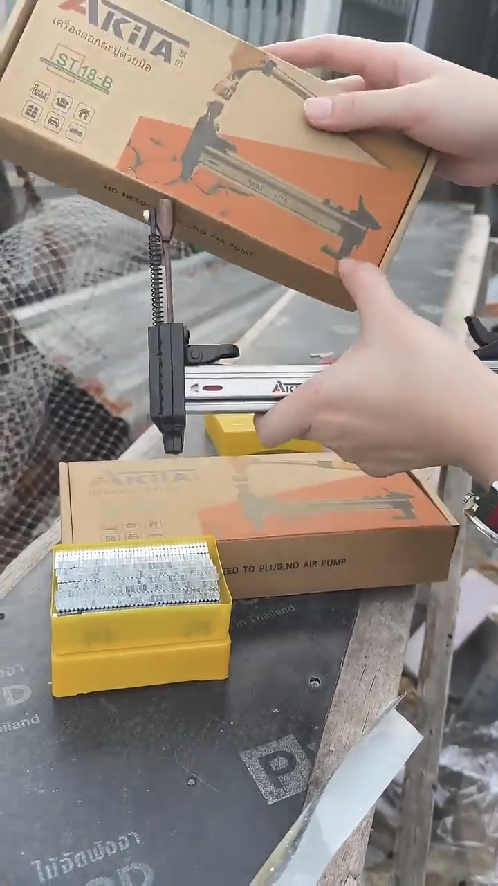 เครื่องตอกตะปูด้วยมือ กึ่งอัตโนมัติ ยี่ห้อ AKITA รุ่น ST-18B รุ่นท๊อป