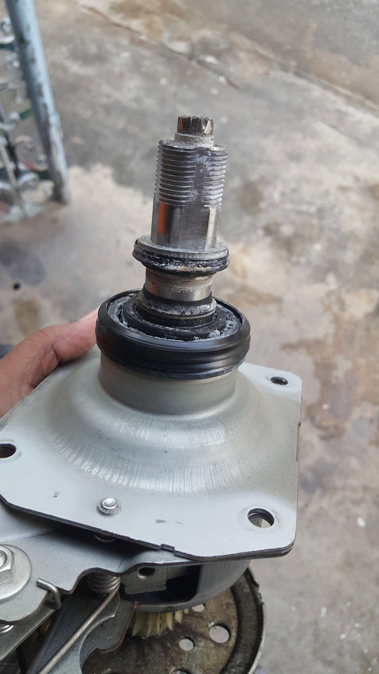 ซ่อมเครื่องซักผ้า ยี่ห้อ PANASONIC รุ่น NA-F120E2 อาการแกนซักหัก