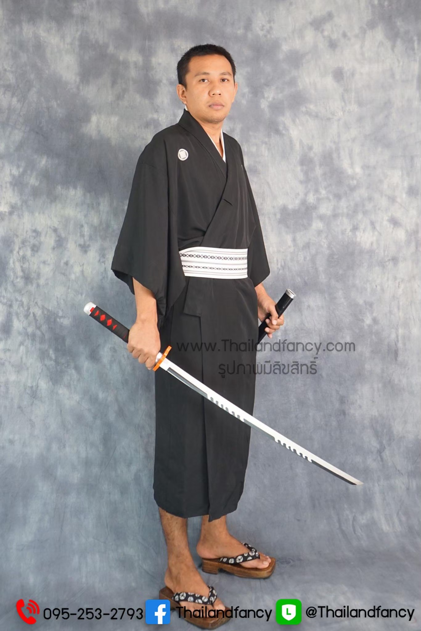 ชุดเช่าแฟนซีผู้ชาย (ชุดเช่า) ชุดเช่ากิโมโนญี่ปุ่นสำหรับผู้ชาย Kimono Costume เช่าชุดญี่ปุ่นโบราณ ชุดกิโมโนญี่ปุ่นชายสีดำ สวมฮาโอริสีดำ และฮากะมะสีน้ำตาล