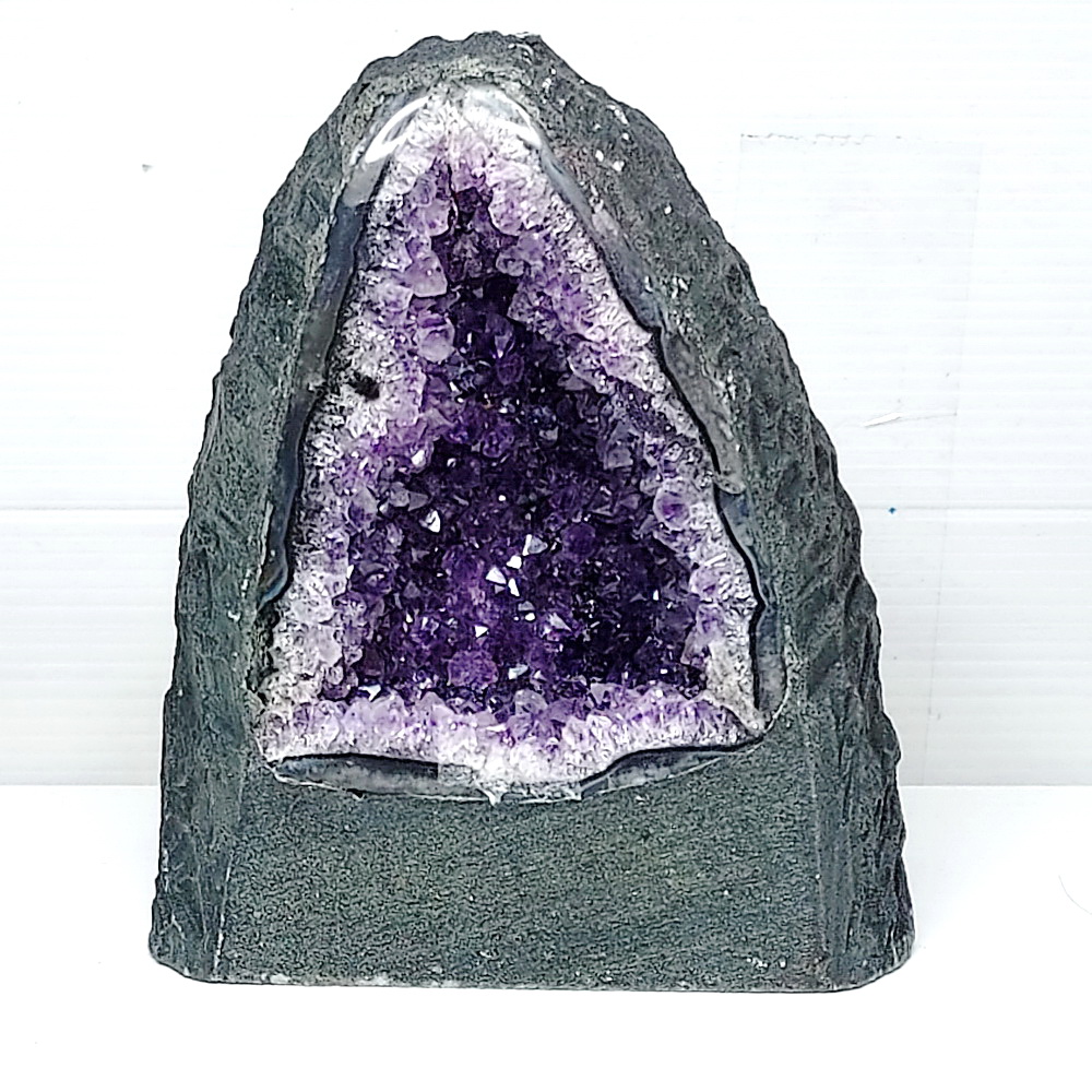 โพรงอเมทิสต์ตั้งโต๊ะขนาดเล็ก Amethyst น้ำหนัก 1818 กรัม ขนาด สูง 14 ซม. ฐาน 12x10 ซม.