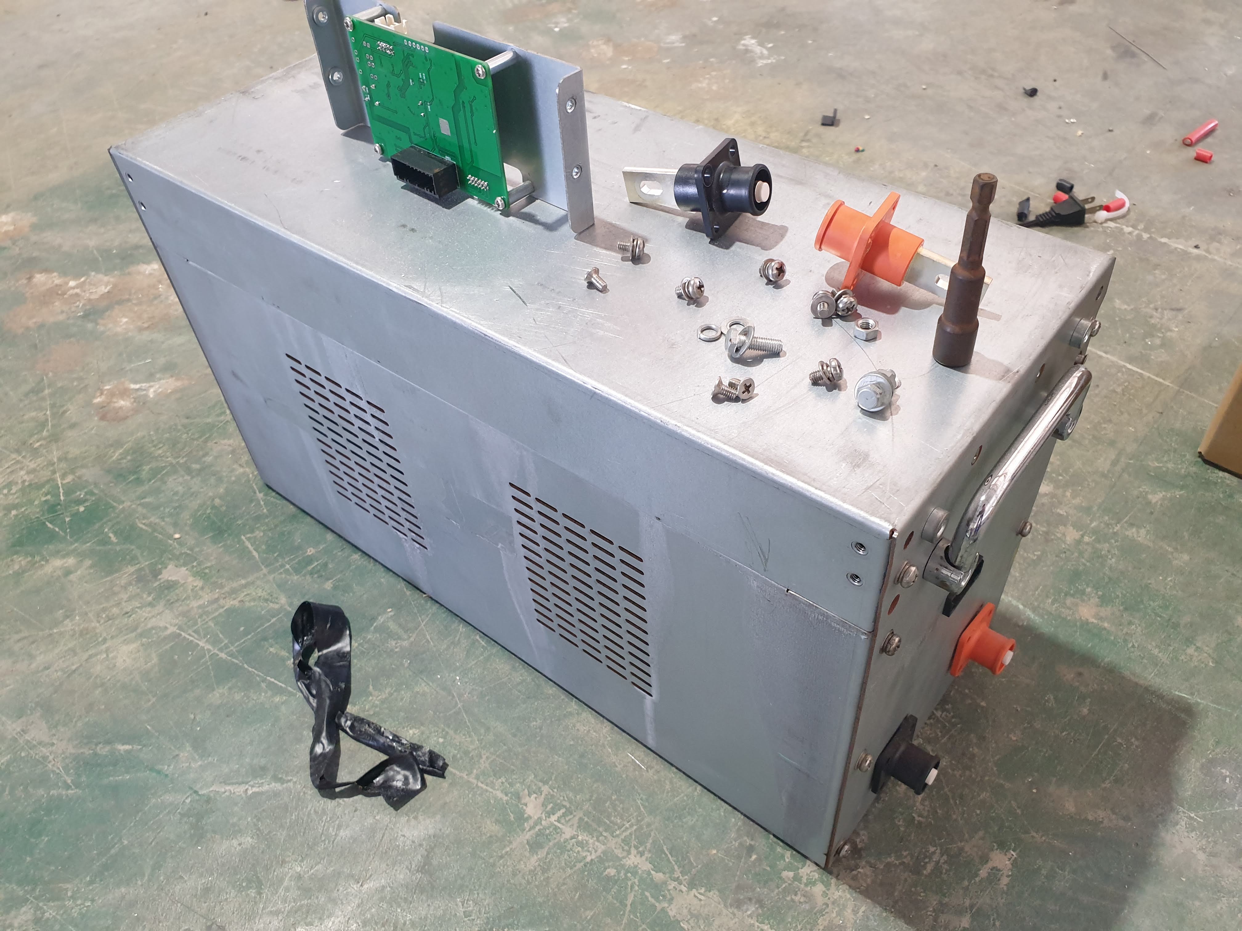 แก้ไขแบตเตอรี่โมดูล จากรถโฟลคลิฟไฟฟ้า ระบบ 80v 270Ah เช็คหา cell ที่มีปัญหาและทำการเปลี่ยนใหม่ บ้านลิเทียม line roadracing