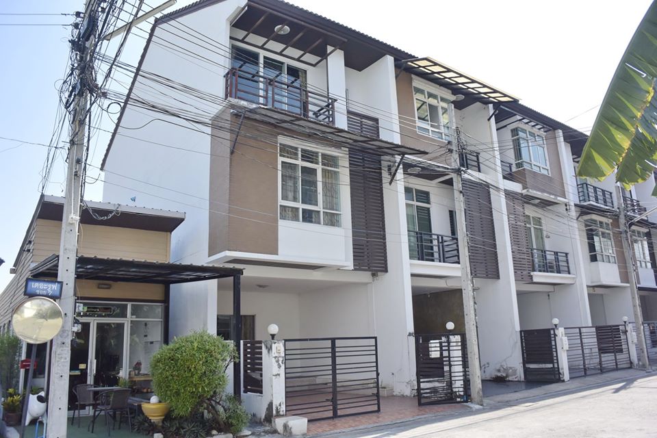 ให้เช่า Townhome 3ชั้นครึ่ง หลังมุม ติด เซ็นทรัลแจ้งฯ