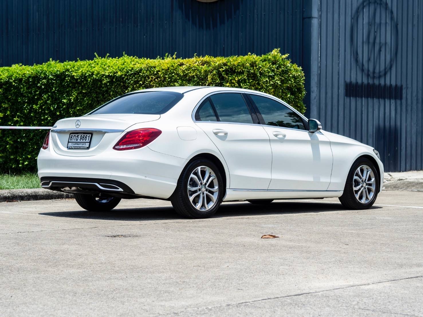 Mercedes-Benz C200 Avantgarde ปี 2016 W205 สีขาว ภายในดำ