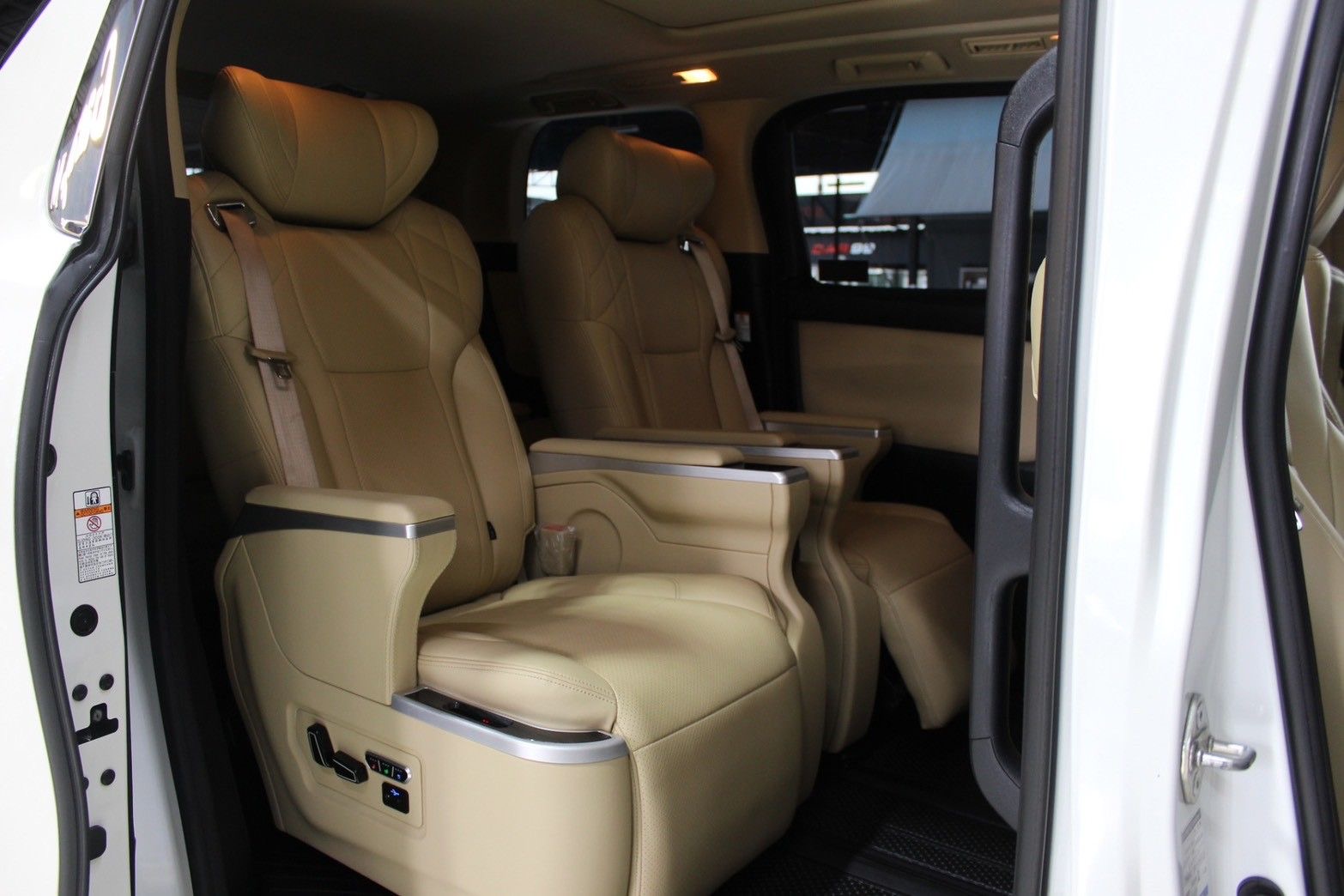 Toyota Alphard 30 hybrid X ปี 2017