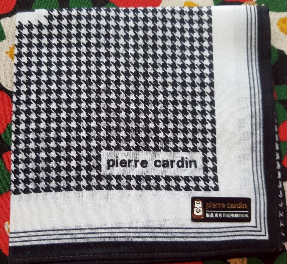 ผ้าเช็ดหน้า pierre cardin จากญี่ปุ่น Size : 47 x 48 cm