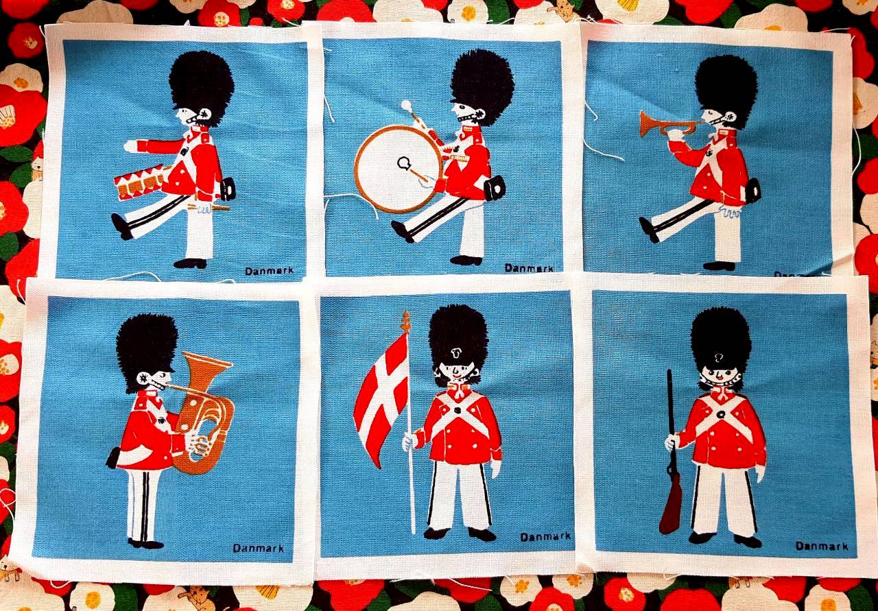 ผ้าเช็ดปากค็อกเทล เดนมาร์ก Handprinted in DENMARK by AASE OG PREBEN JANGGAARD Aase Preben Jangaard Royal Danish Guard ทหาร 6 ชิ้น +แถมฟรี 6 ชิ้น ตามภาพ Size : 14 x 14 cm