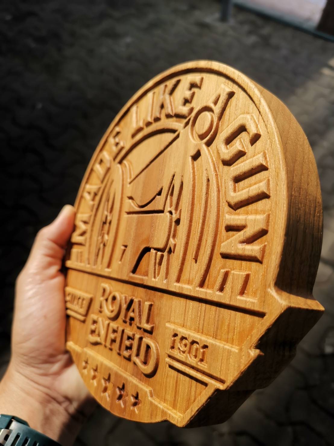 โล่ไม้โอ๊ก แกะสลักนูน