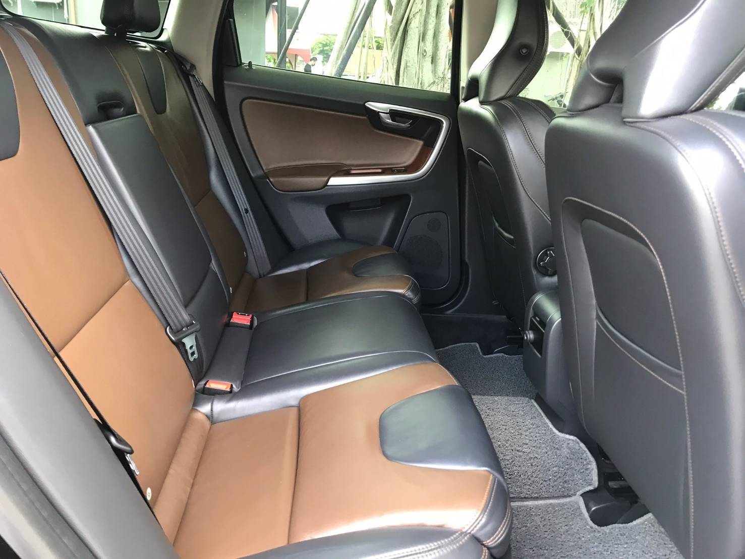 Volvo XC60 2.0 T5 SUV at ปี 2015