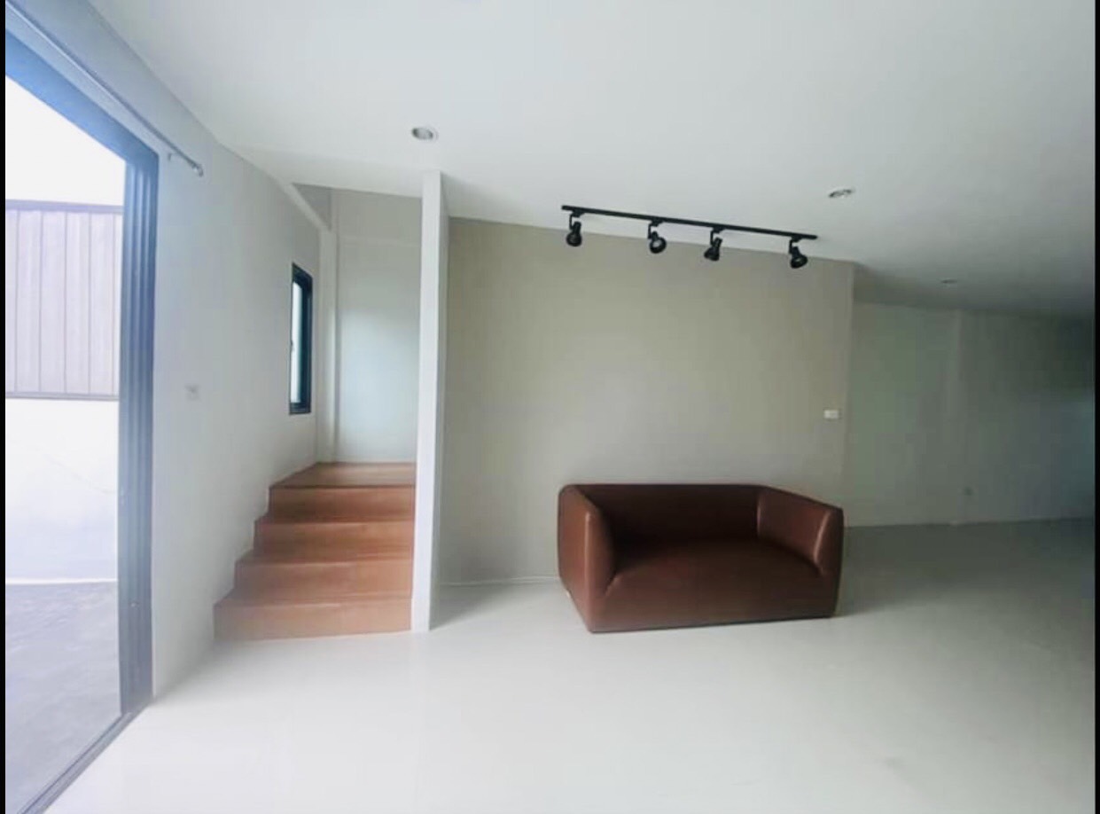 ให้เช่า ทาวน์โฮม 2 ชั้น ตรงข้ามโรบินสัน ศรีสมาน ใกล้แยกสวนสมเด็จ