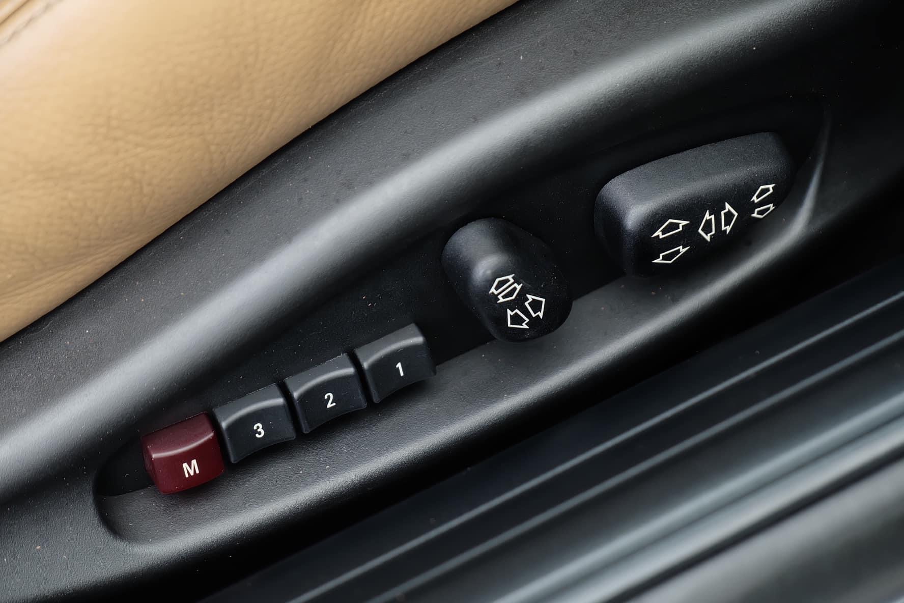 Bmw M6 ( E63 ) 5.0 Convertible M Sport ปี 2011