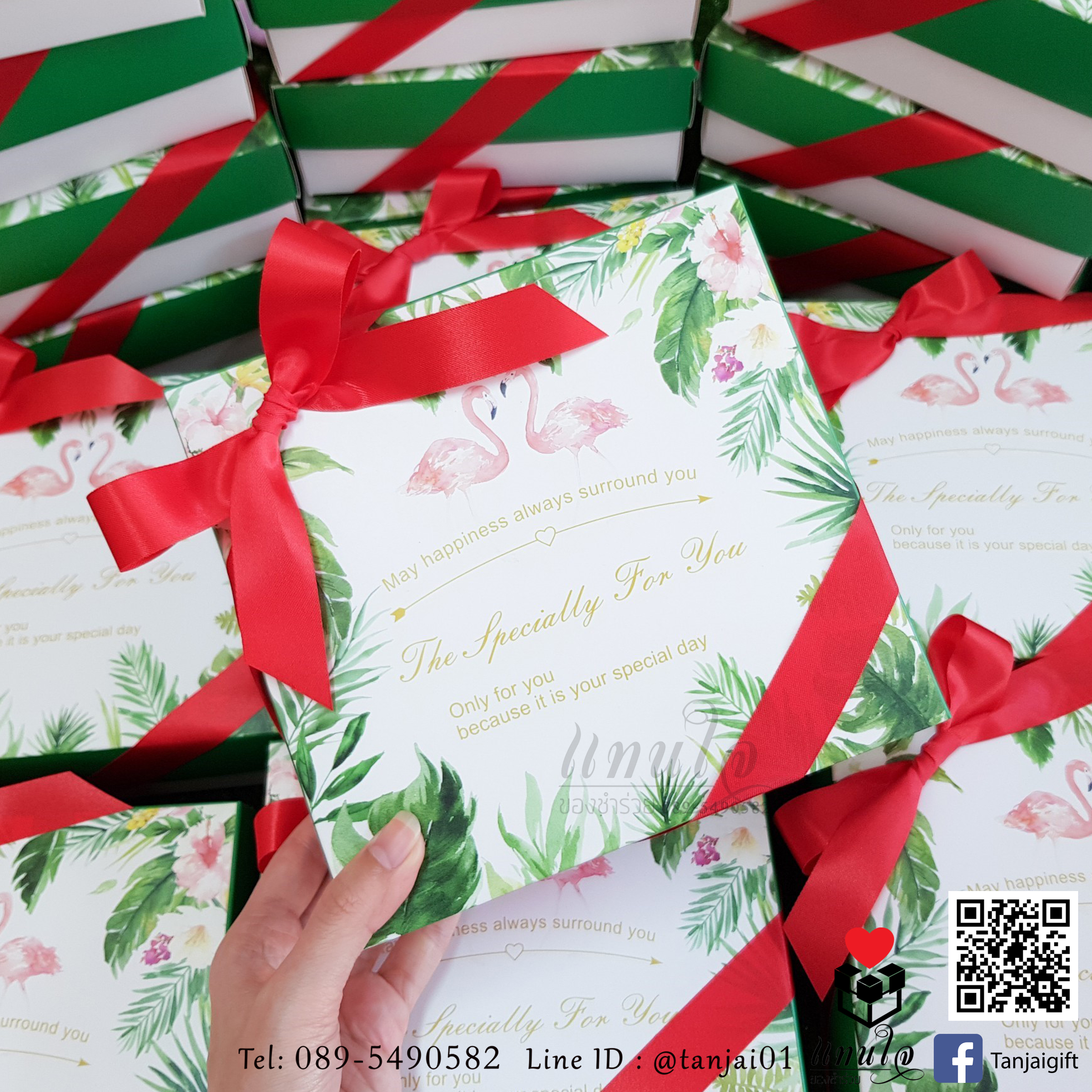 ของรับไหว้ผู้ใหญ่ผ้าขนหนู ผ้าเช็ดตัวทอ 1 ชั้น ขนาด 70x140 cm ในถุงหูหิ้วกล่องเซ็ตผูกโบว์ พร้อมถุงหิ้วลายฟลามิงโก้สีขาวเขียว