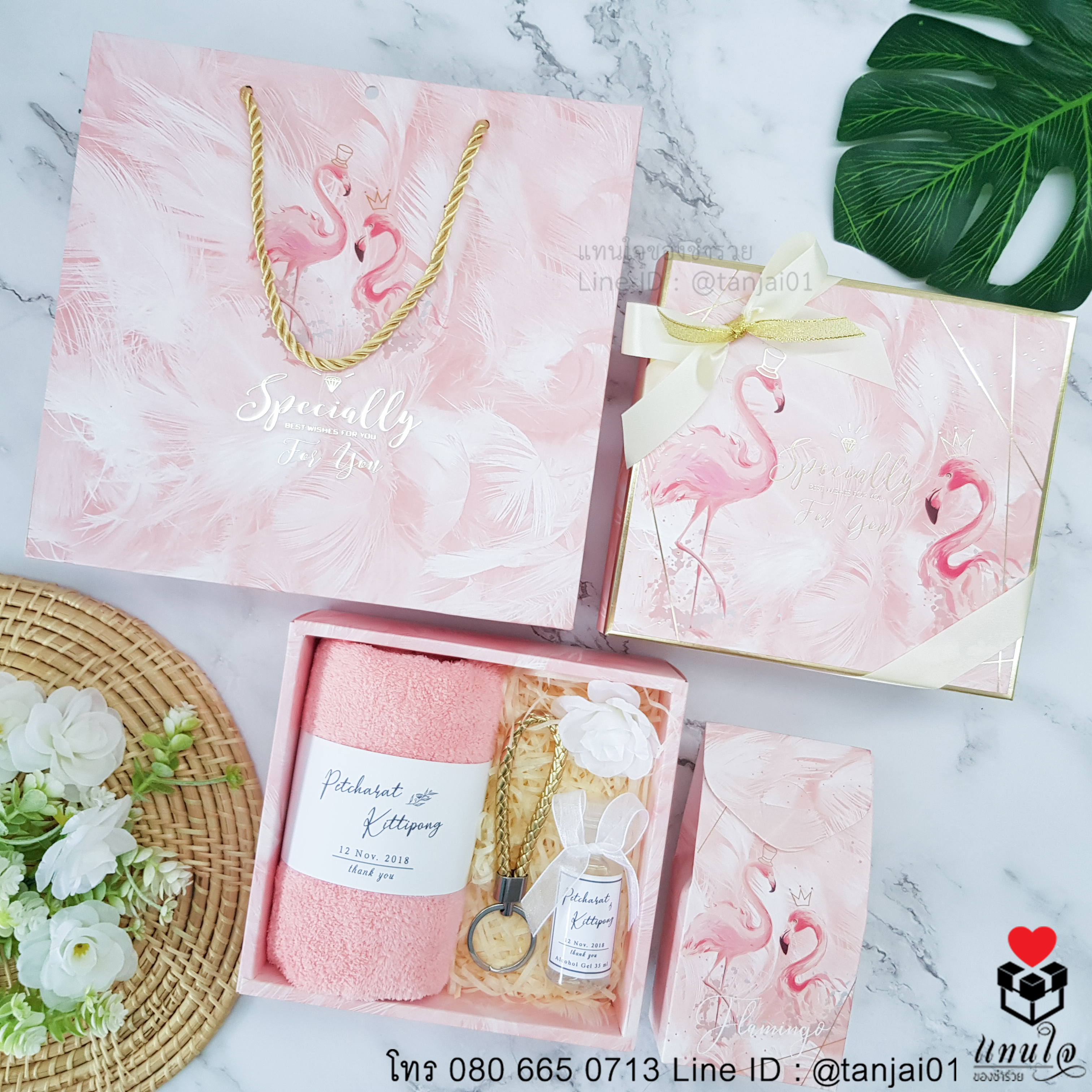 เซ็ตของรับไหว้ในกล่องพร้อมถุงหูหิ้ว ลายฟลามิงโก้สีชมพูโอรส ผ้าเช็ดผมขนแกะ พวงกุญแจหนังถัก แอลกอฮอล์เจล copy เซ็ตของรับไหว้ในกล่องพร้อมถุงหูหิ้ว ลายฟลามิงโก้สีชมพูโอรส ผ้าเช็ดผมขนแกะ พวงกุญแจหนังถัก แอลกอฮอล์เจล copy