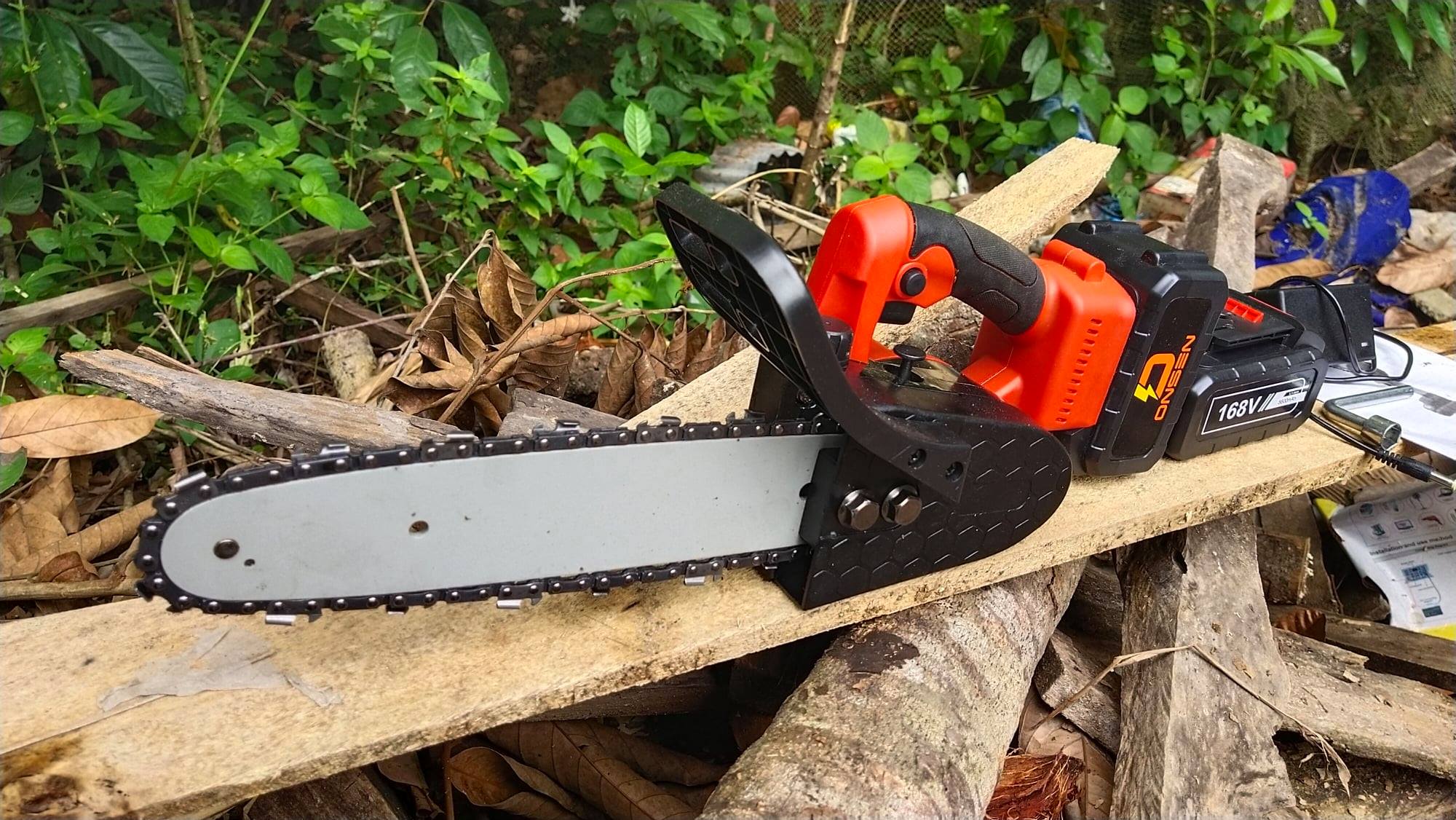 เลื่อยโซ่แบต ยี่ห้อ Onsen 168V บาร์ 11นิ้ว 2ก้อน มาพร้อมโซ่ พร้อมใช้ มีถังใส่น้ำมันเลี้ยงโซ่