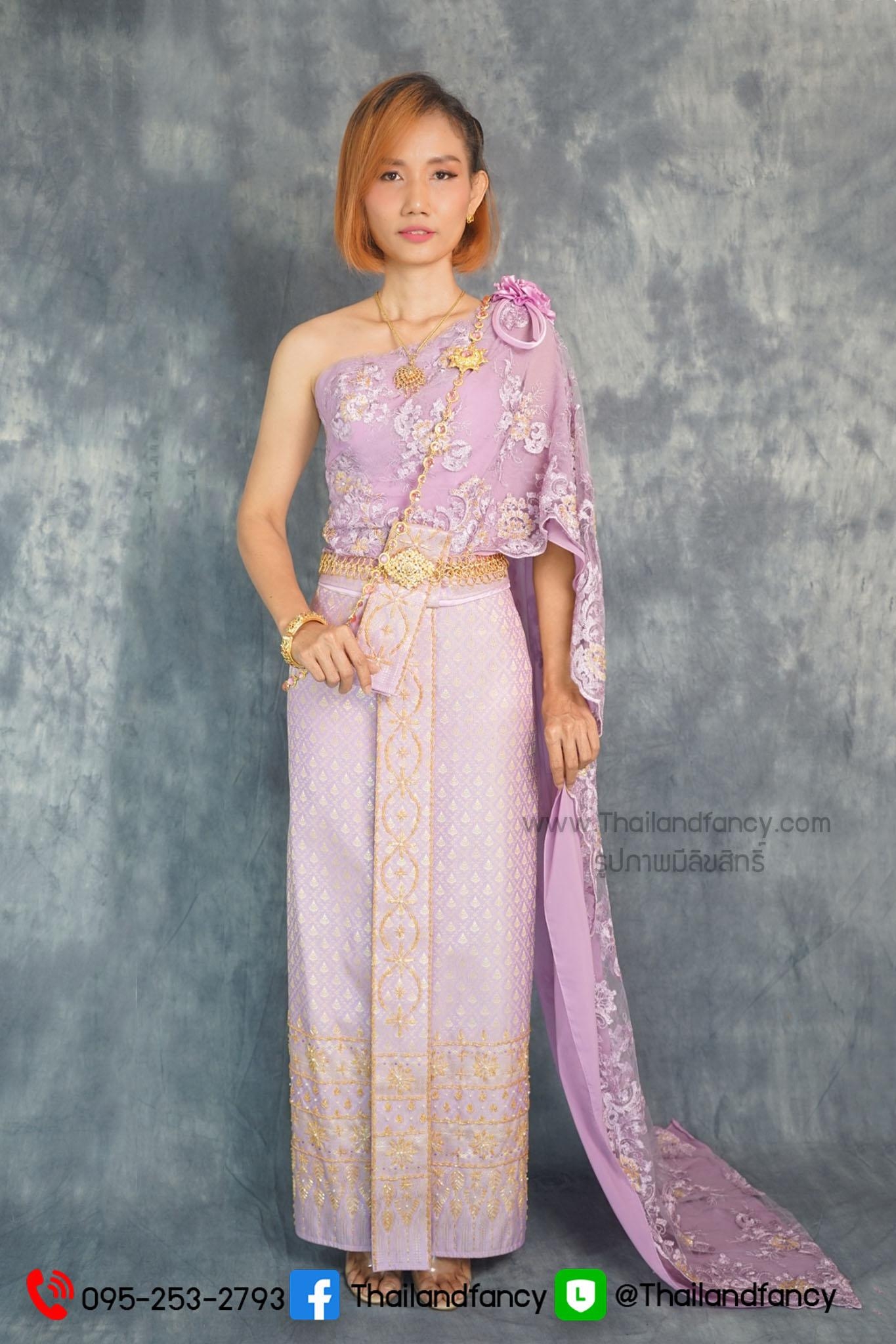 ชุดไทยแต่งงาน ชุดไทยจักรี ชุดไทยพระราชนิยม ชุดไทยประยุกต์ ชุดไทยประกวด ชุดไทยเจ้าสาว ชุดไทยสีม่วงอ่อนห่มสไบตกแต่งลายลูกไม้และดิ้นสีทอง