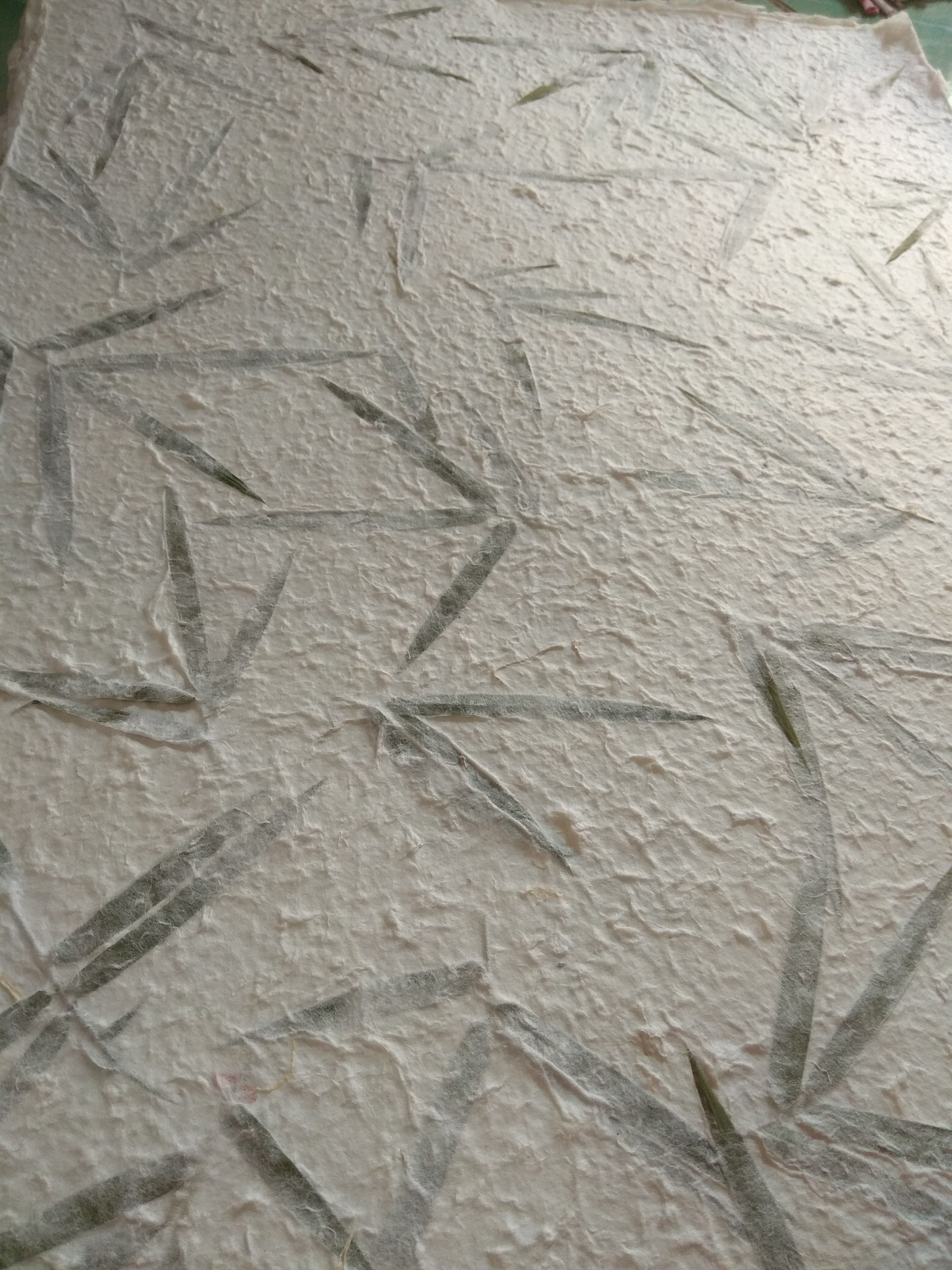 กระดาษสาขรุขระ มี ใบไผ่