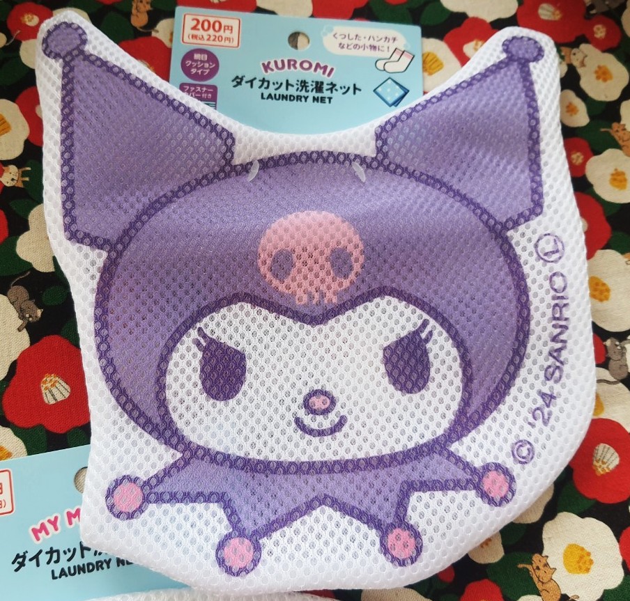 Sanrio Kuromi คุโรมิ ของแท้จากญี่ปุ่น ถุงซักผ้า LAUNDRY NET DIE หนาทน น่ารักมากๆ มีซิป+ที่ซ่อนซิป ถนอมผ้า Size : 23 x 25 cm