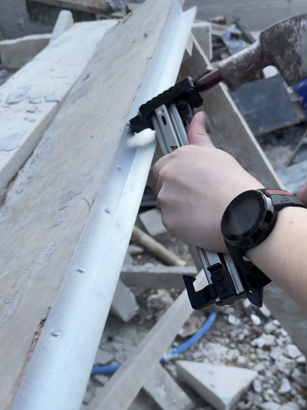 เครื่องตอกตะปูด้วยมือ กึ่งอัตโนมัติ ยี่ห้อ AKITA รุ่น ST-18B รุ่นท๊อป