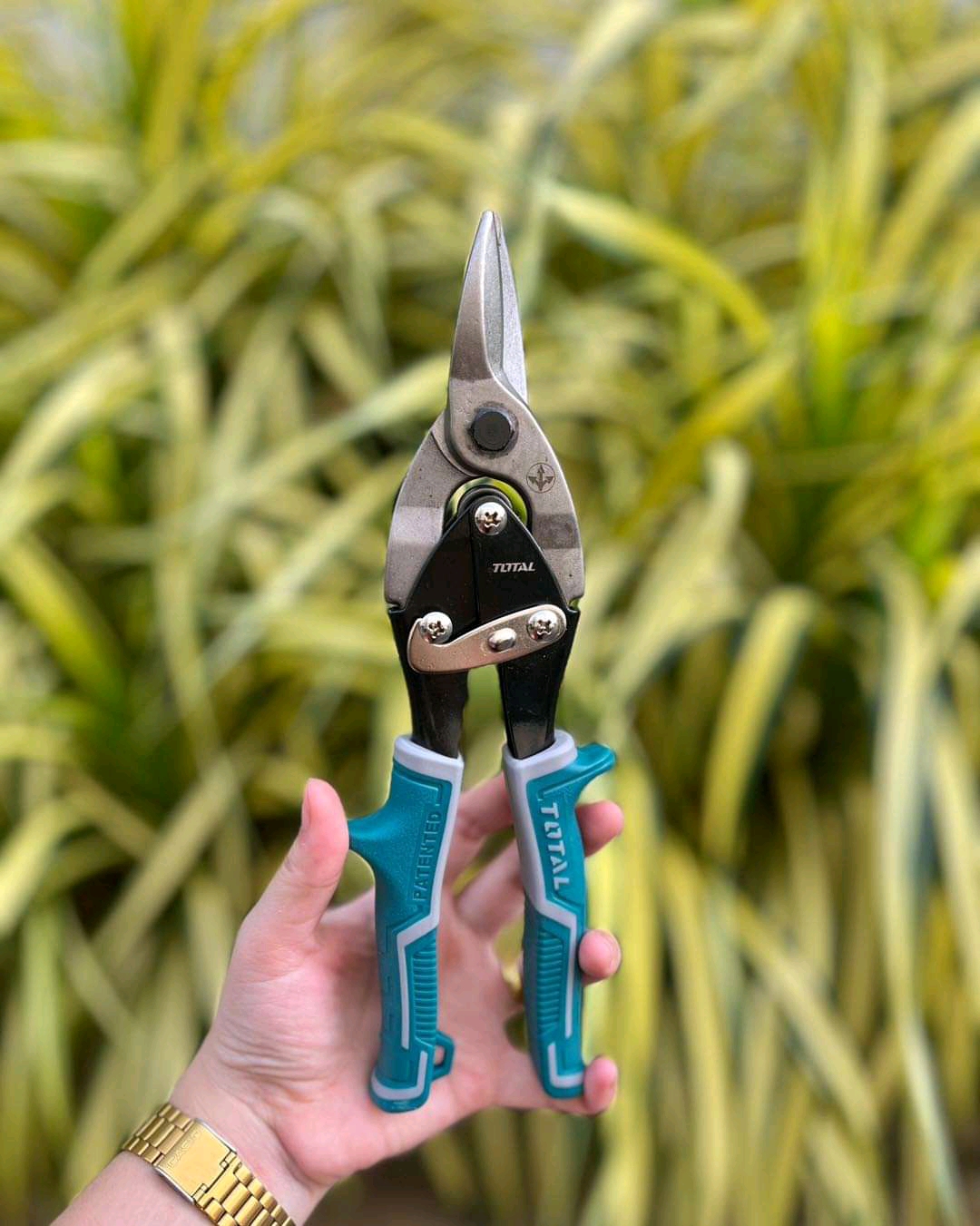 กรรไกรตัดสังกะสี TOTAL รุ่น THT522106