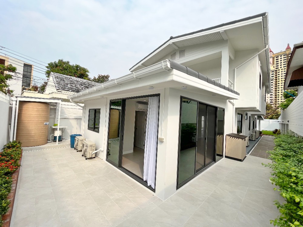 ให้เช่าบ้านปรับปรุงใหม่ สไตล์โมเดิร์น 4 ห้องนอน 4 ห้องน้ำ ทําเลดี ในย่านอารีย์