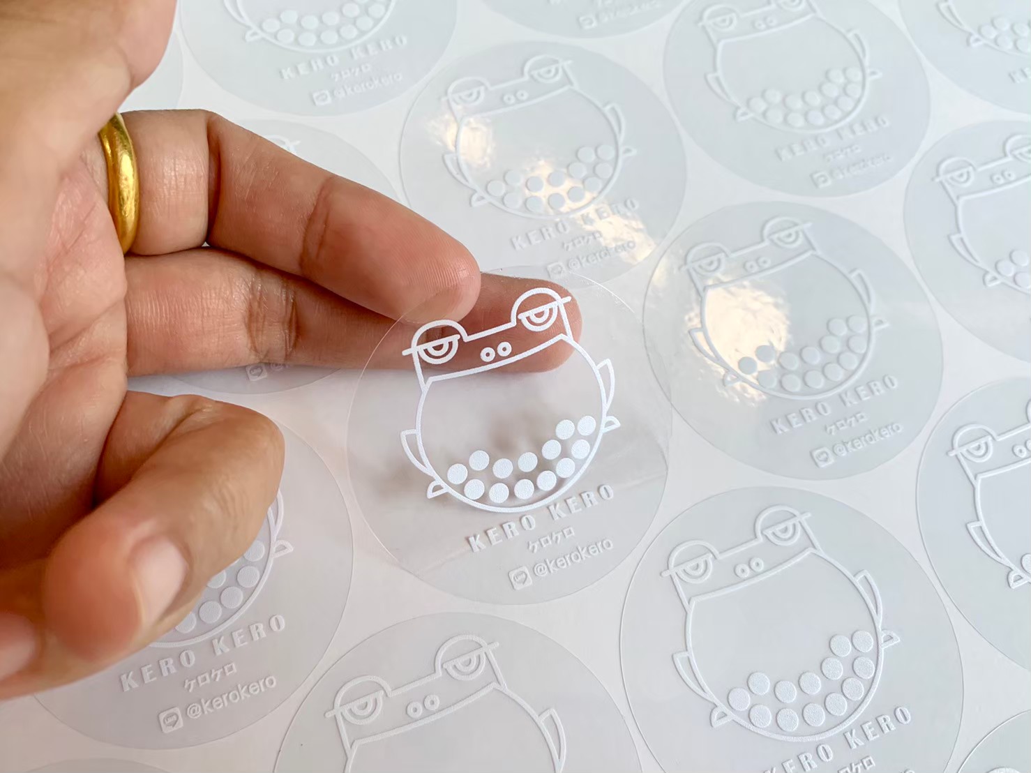 ฉลากสินค้าใสตัวหนังสือขาว สติ๊กเกอร์ใสพิมพ์สีขาว พิมพ์หมึกขาว