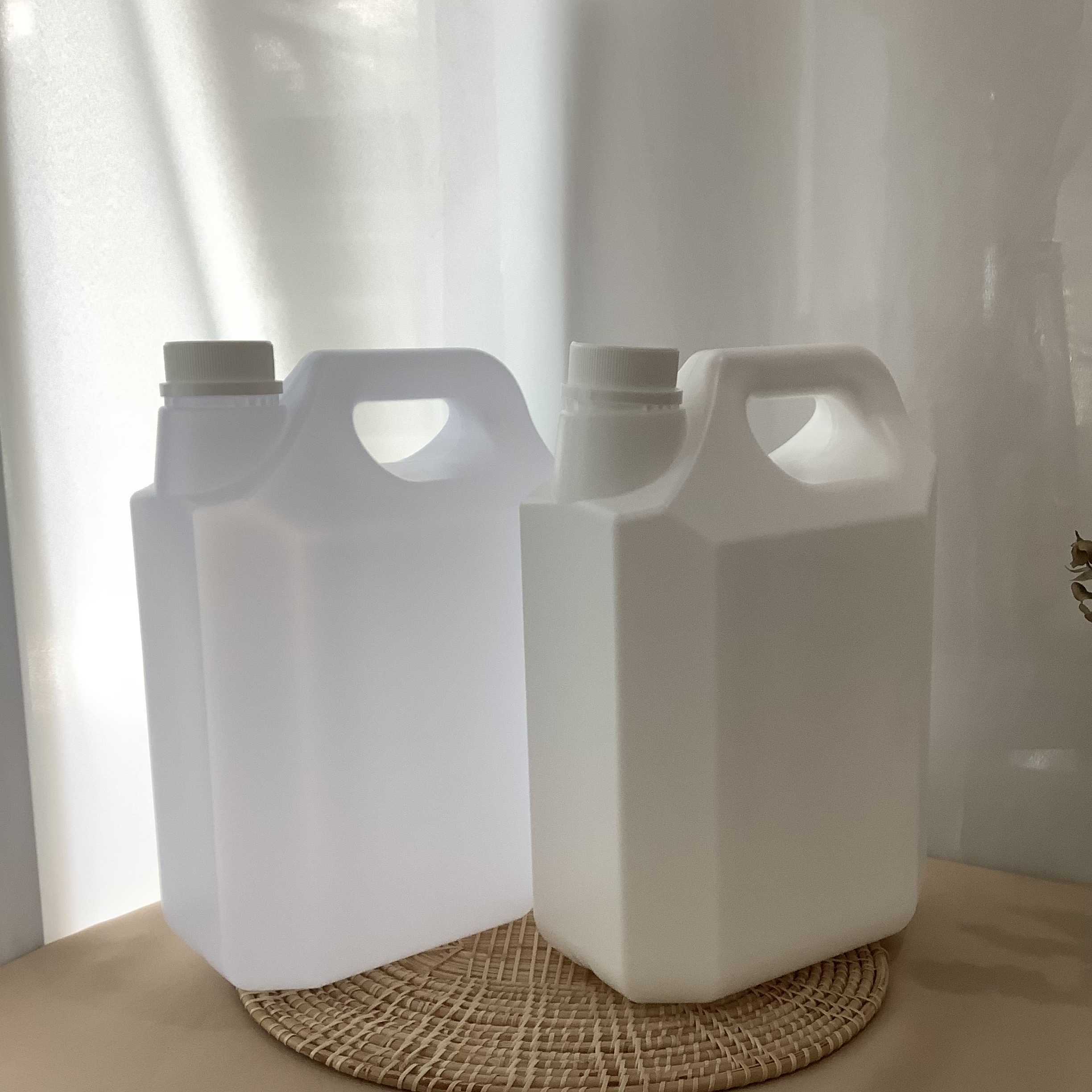 (แพคละ24ใบ)แกลลอน 5ลิตร สีขุ่นใส และ ขาวทึบ +จุกใน+ฝาล็อค ราคาใบละ32บ.