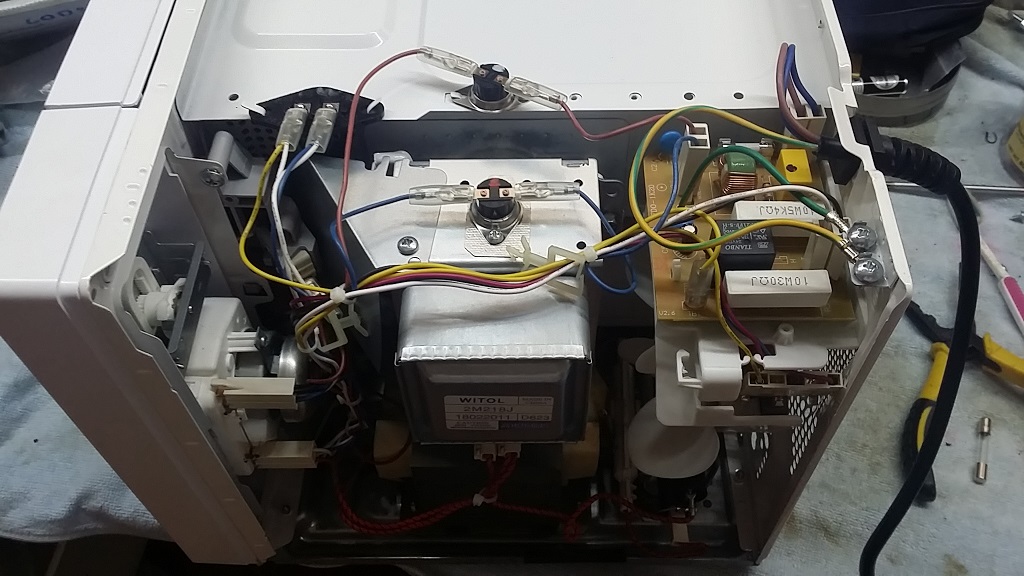 ซ่อมไมโครเวฟ ยี่ห้อ Electrolux รุ่น EMM2023MW อาการไม่ร้อน